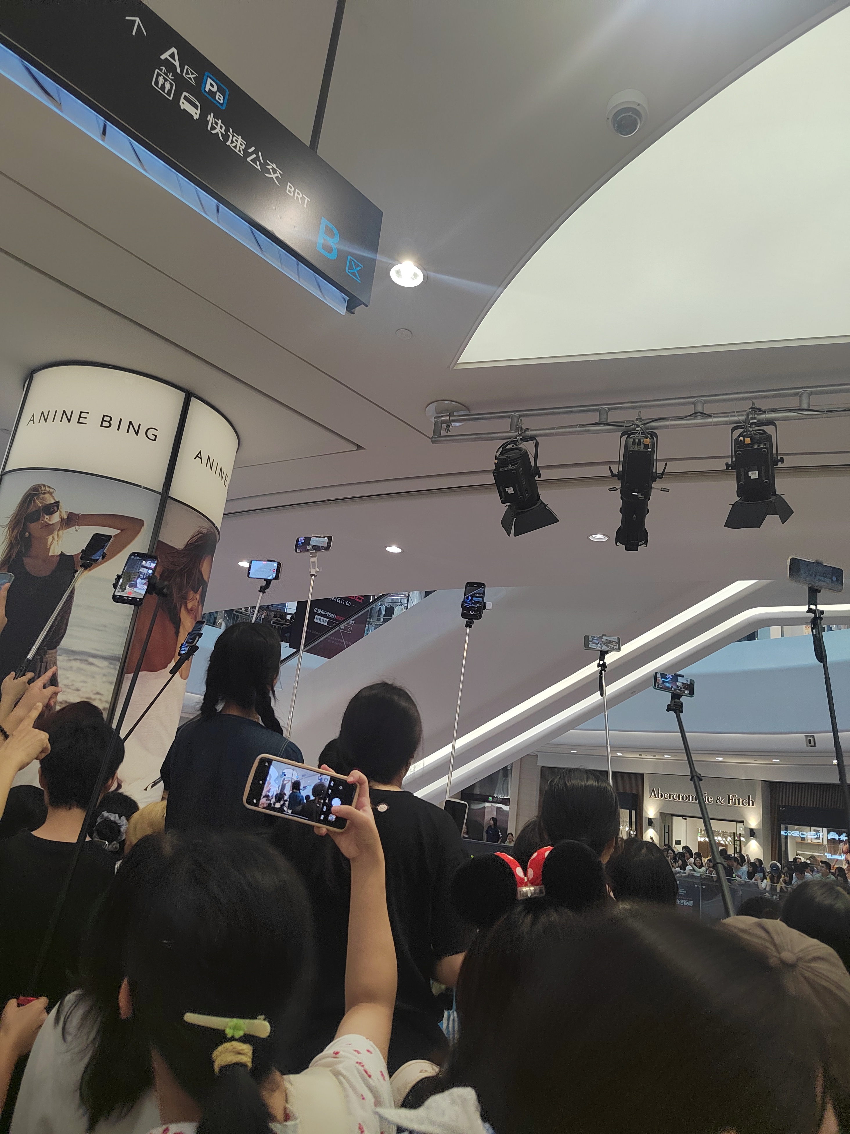 你问我拍到了什么二楼转到一楼 隔着挡板看着直播现场听声音 