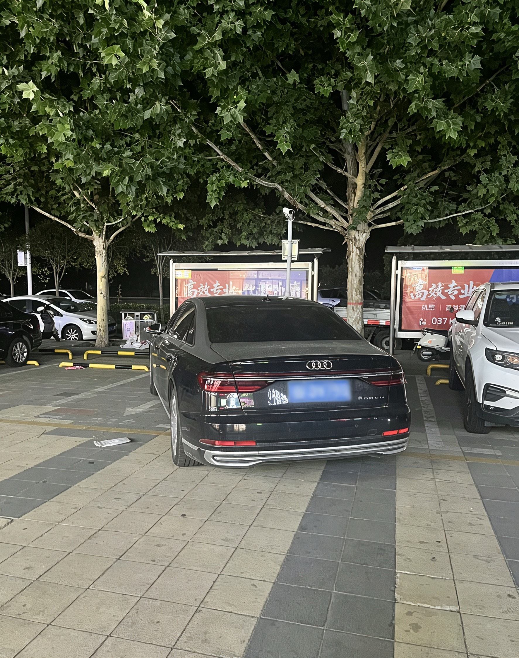 奥迪A8霍希，天天都停在小区外面停车场。还是做生意的个体户有钱啊 