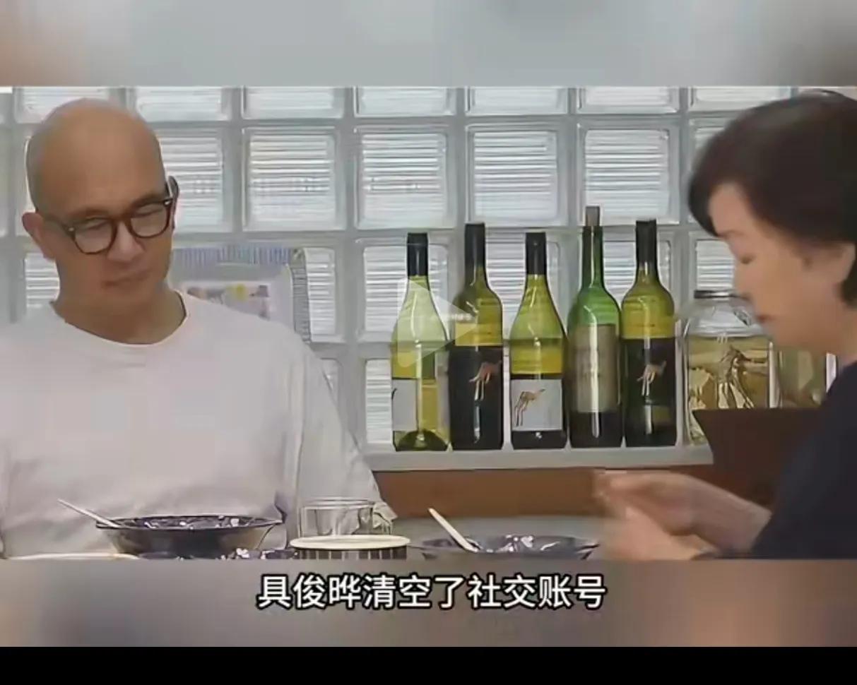 具俊烨给大S守墓一年，等综艺节目拍完，一周年雕像立好后。

回了韩国，陪伴着老母