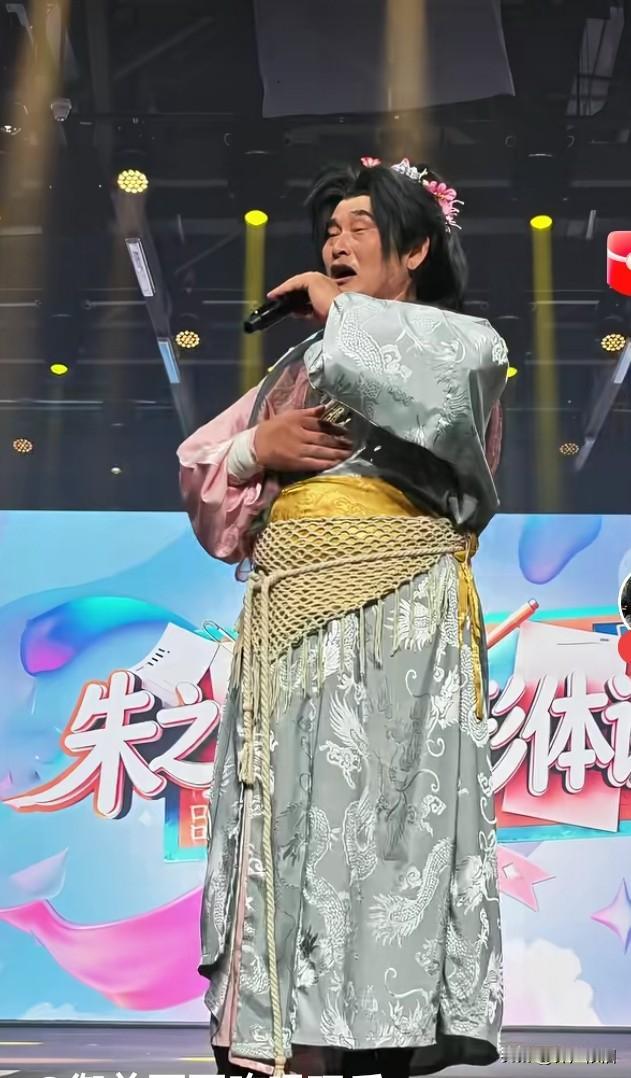 如果不看背景墙，你知道他是谁吗？实活实说，不许撒谎！
