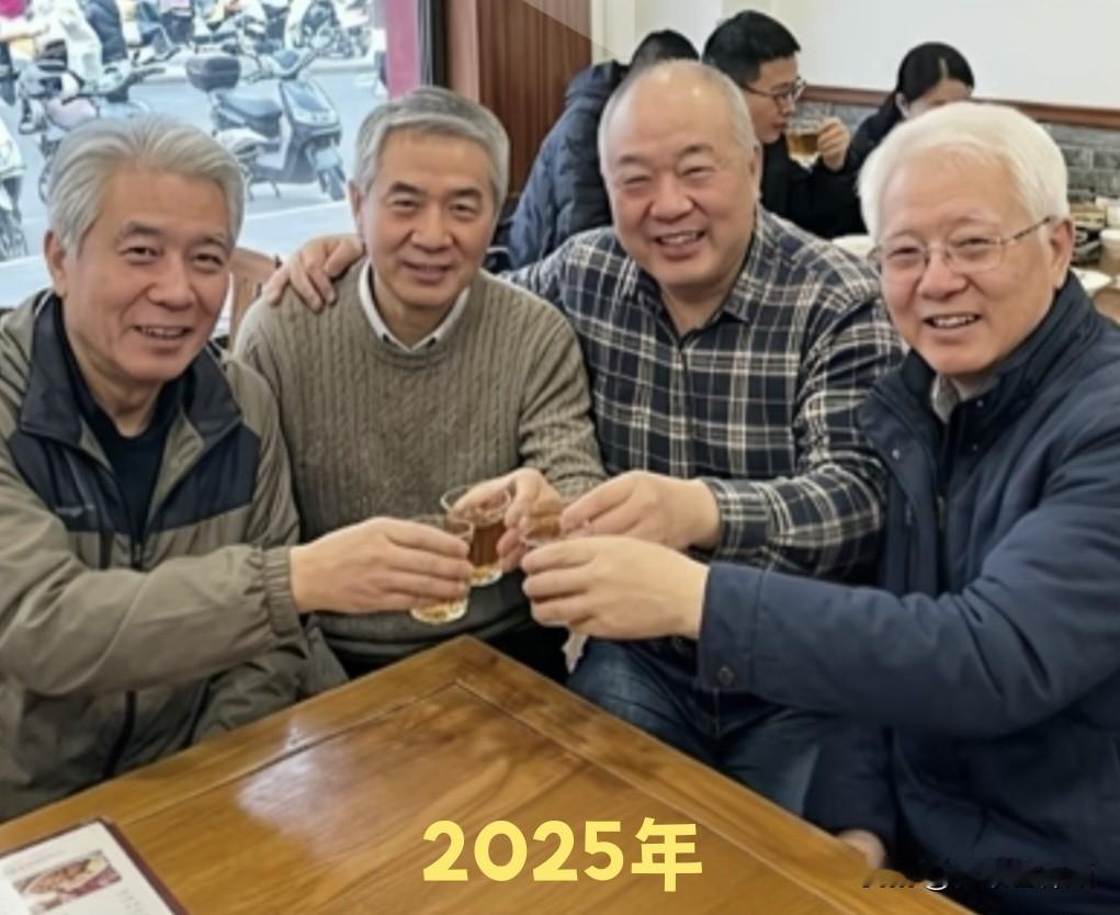 曾经青涩的模样早已被岁月打磨，鬓边染上霜白，可坐在一起说笑的感觉丝毫没变。
人生