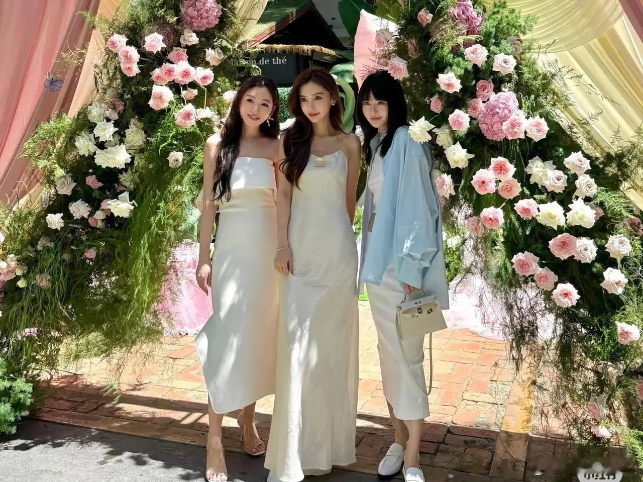 baby太会讨好镜头了陈妍希也是美女，站在baby身边直接被忽略了。另一个气质美