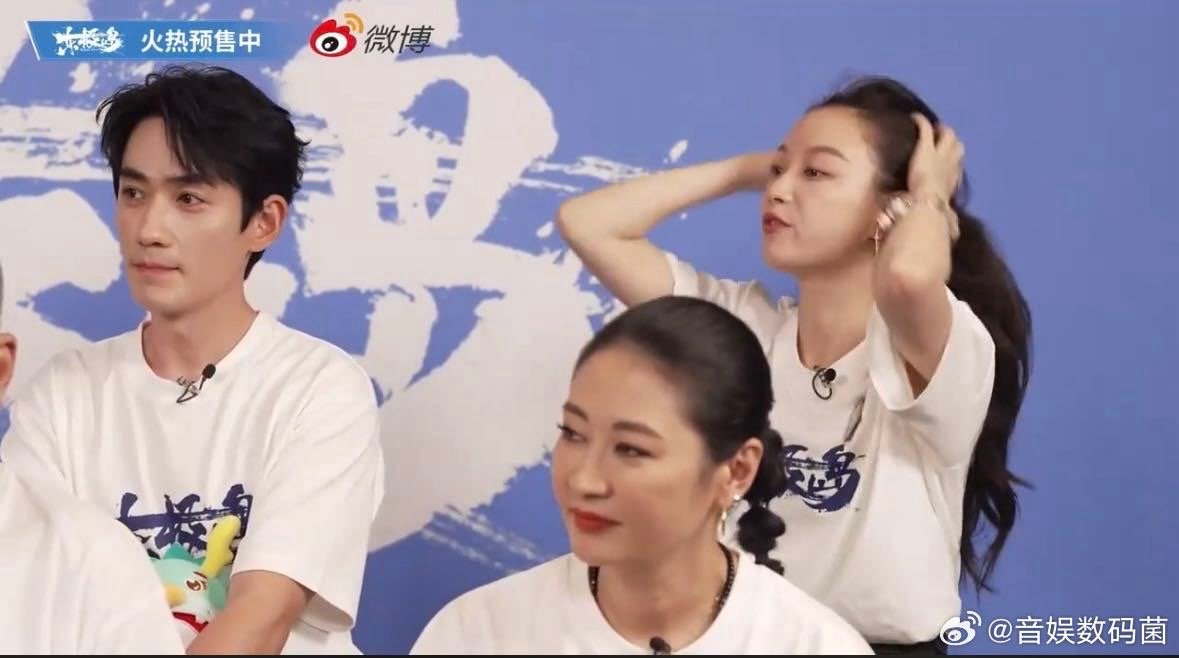 倪妮回应东极岛造型让人认不出 倪妮在《东极岛》直播里好圈粉！说为阿花晒黑超拼，朱