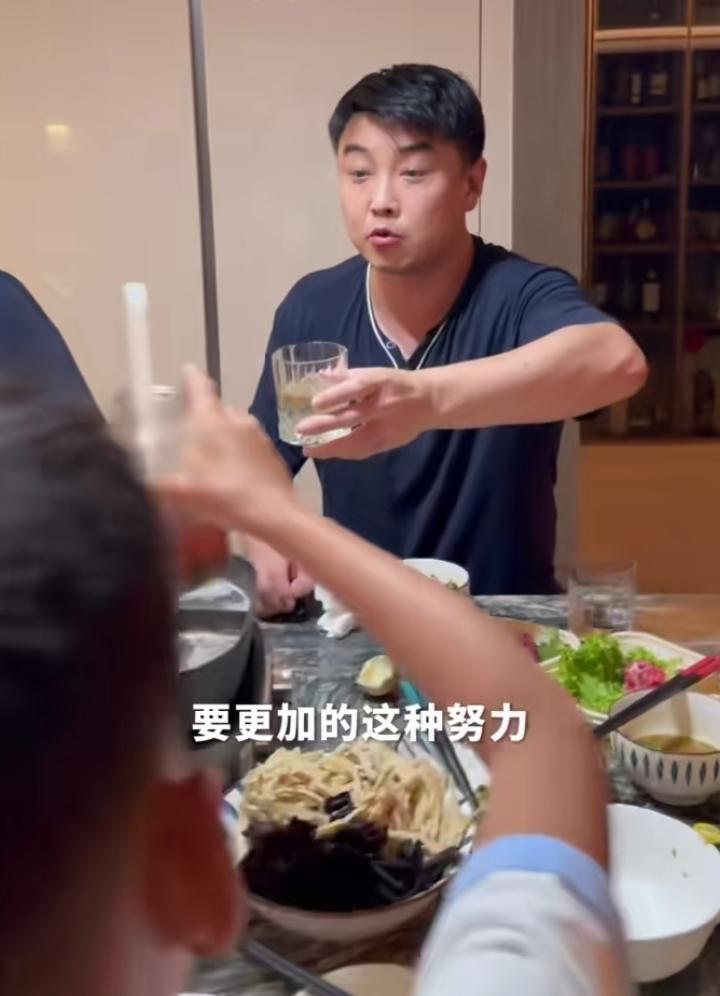嗑到了！王皓私下竟是宠娃暖爸，餐桌温馨日常曝光，事业家庭双丰收太绝了✨
 
褪去