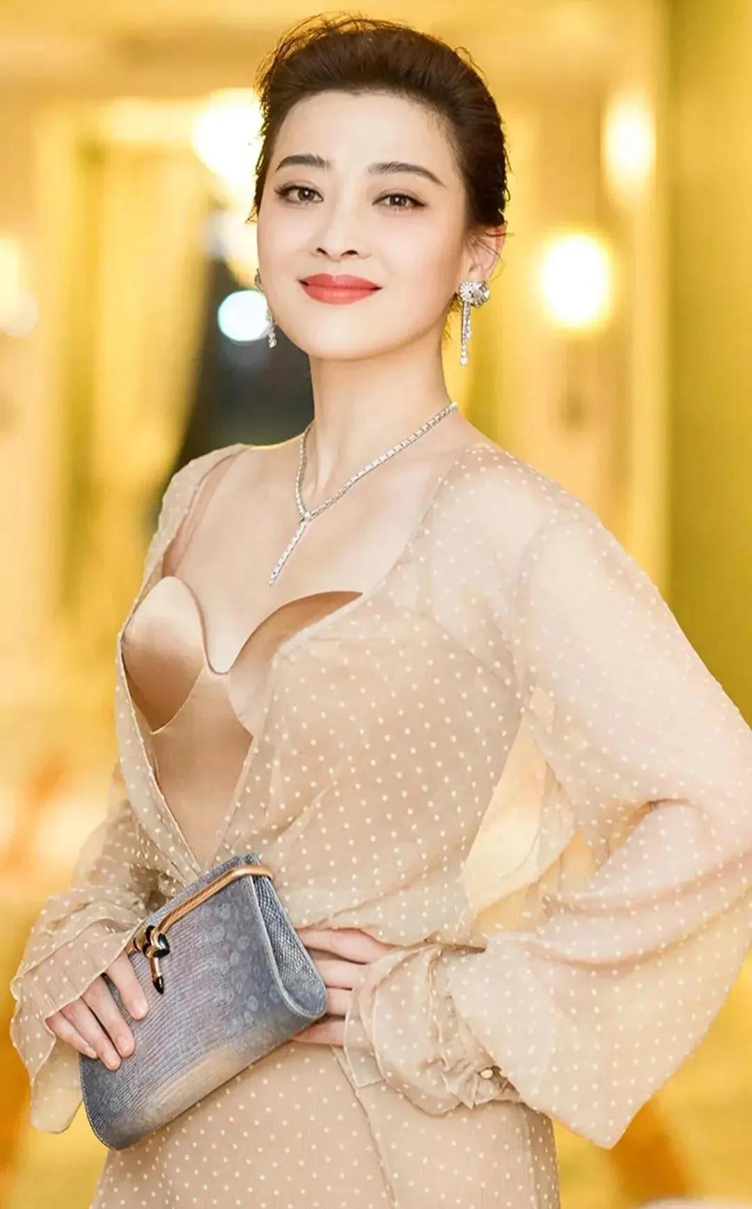 2012年，梅婷突然对秦昊说：“我爱上剧组的摄影师了，你帮我问问呗？”秦昊却拒绝