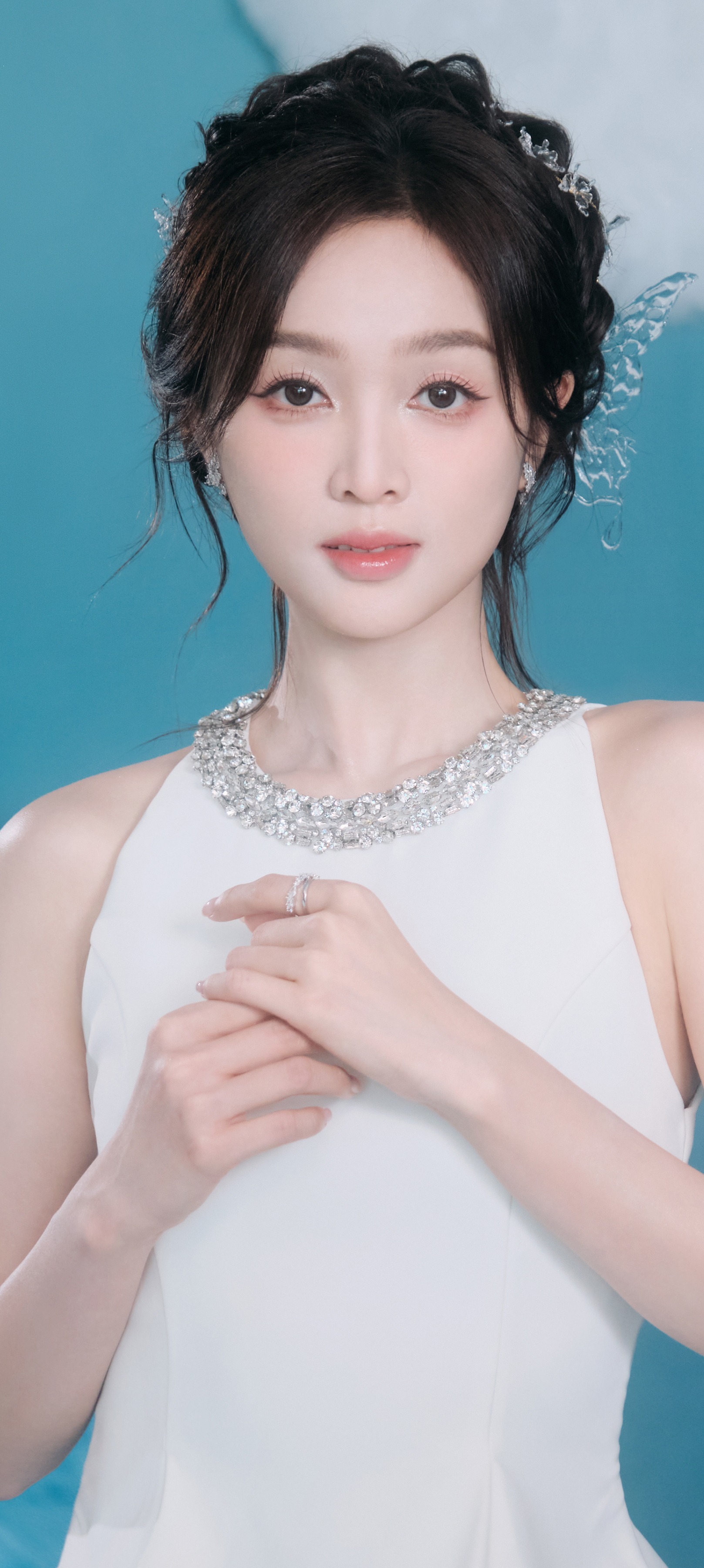 吴宣仪魅力穿搭壁纸，白裙的轻柔，无限的可能。吴宣仪