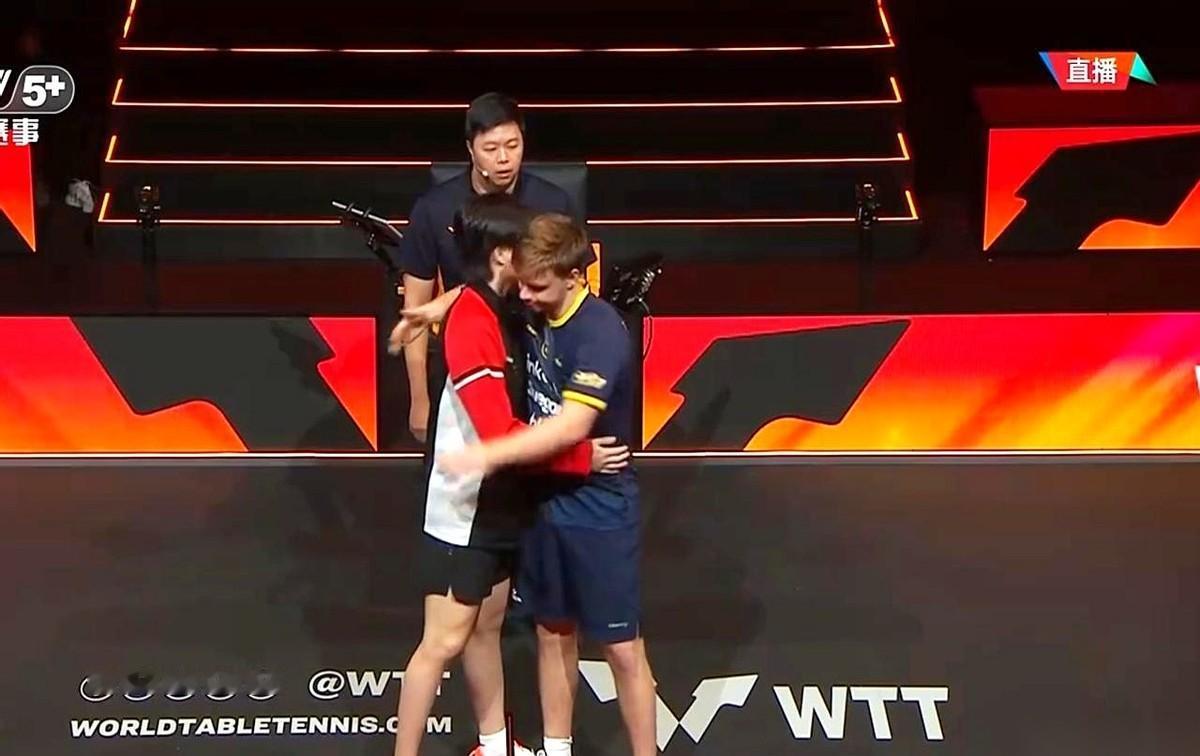 比赛还没开打，王楚钦就走过去跟对手拥抱。
我当时就愣了，全场观众估计都懵了，这是