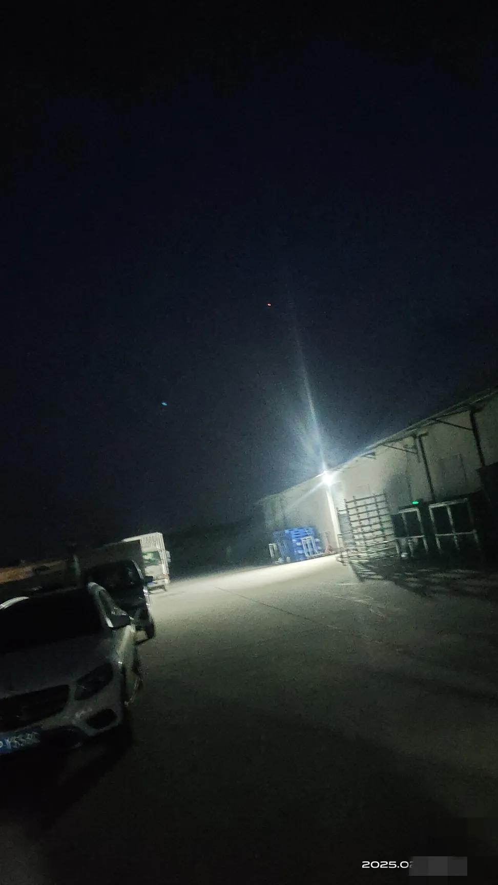 晚上看到空中这是什么在移动……