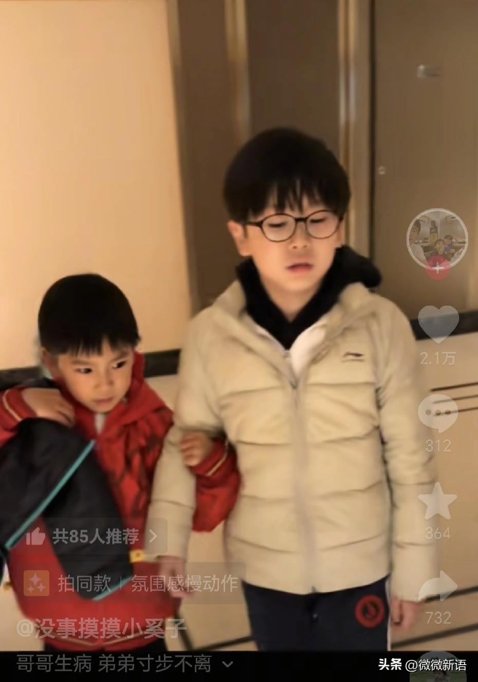 这哥俩打架是打架，爱也是真爱。
又看到凉皮和二宝的日常了，应该是妈妈发的，梁靖崑