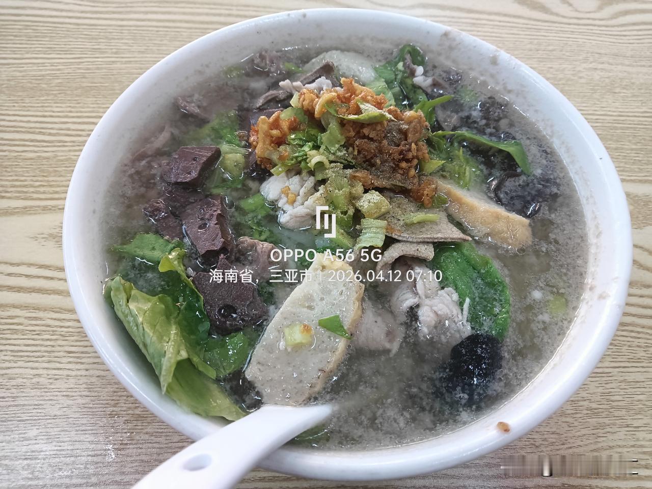 昨天又跑去吃那家潮汕猪杂粉汤，这一口下去，直接爱住！他家猪杂给得超足，猪肝鲜嫩，