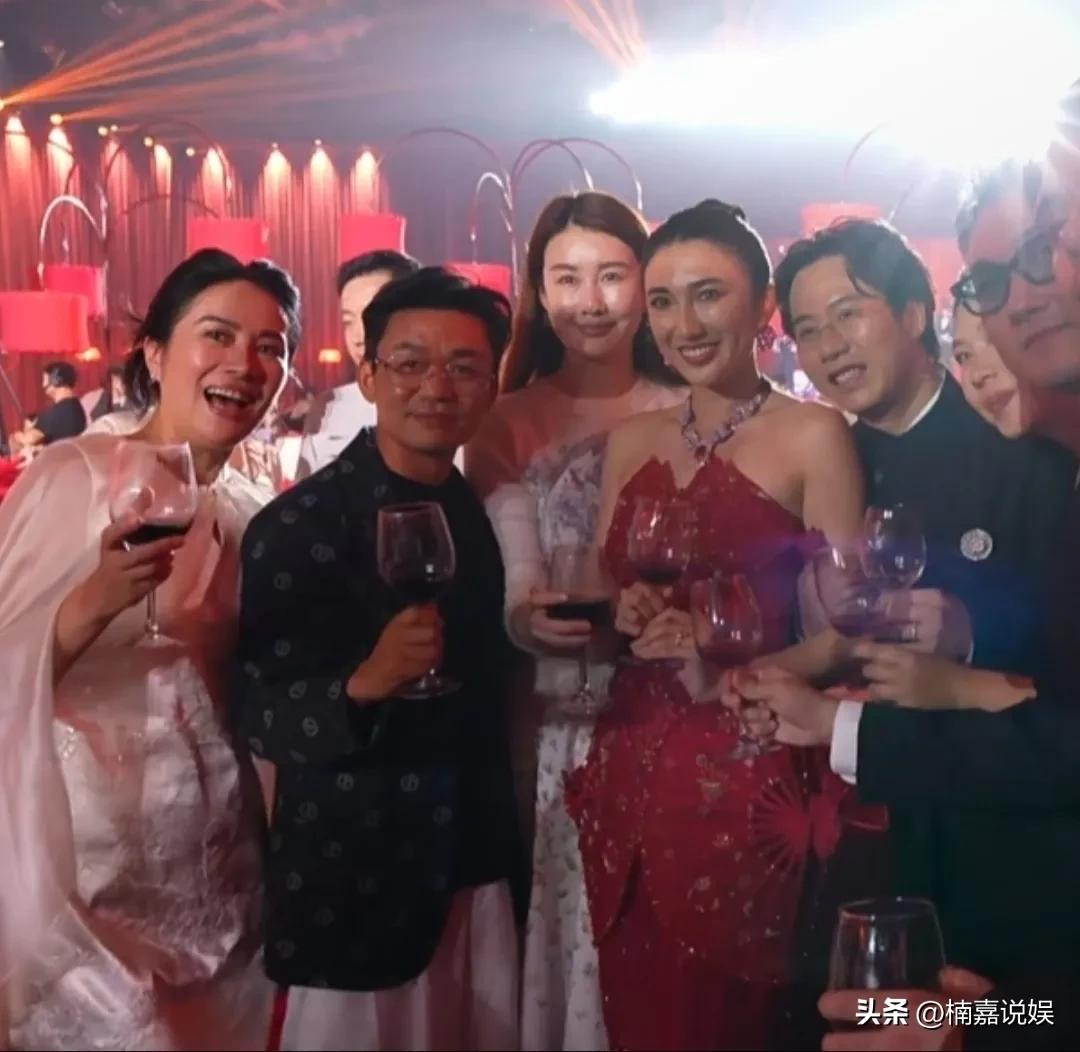 王宝强和女友冯清，现身青岛参加朋友的婚礼。青岛是冯清的家乡，他这是以准女婿的身份