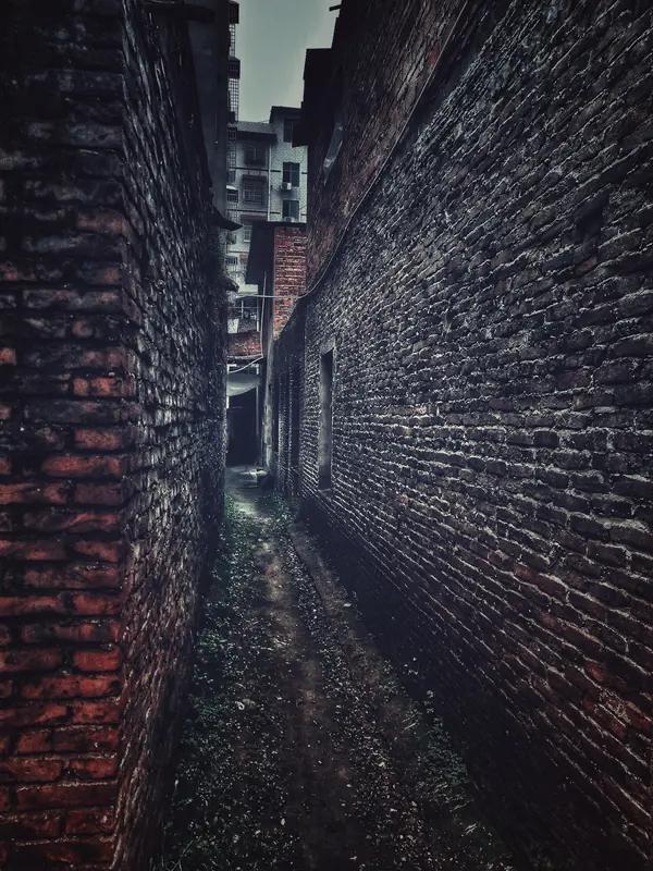 上联：深巷幽幽尘事少；
下联：小楼寂寂客情多。