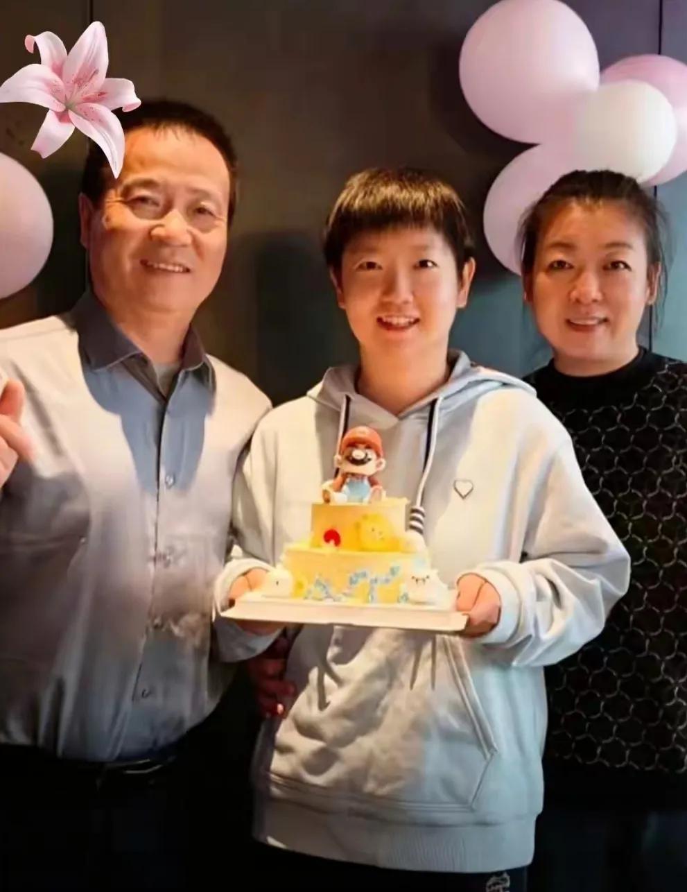 莎莎长得像妈妈多一些

有这样一个女孩该有多骄傲

她那肉嘟嘟的脸多少人都想捏一