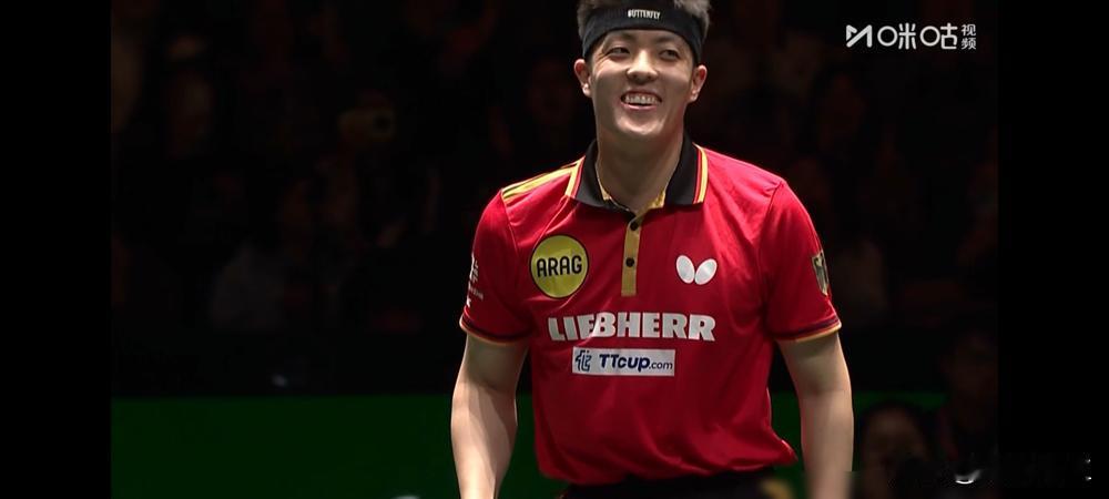 怪事年年有，今年特别多。
被人打得满地找牙，还在那乐得跟朵花似的？
邱党这小