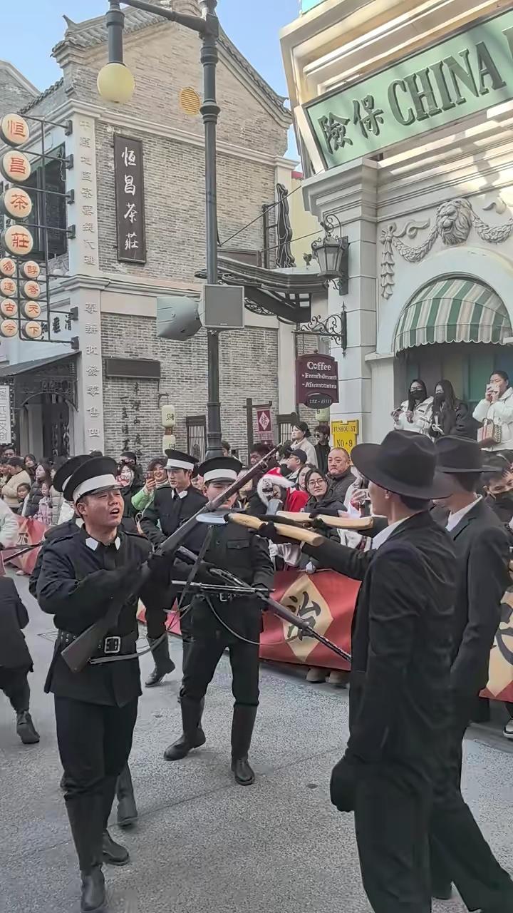 电影《功夫》里的斧头帮，看起来像夸张出来的江湖符号，可民国上海真有一支因斧头成名