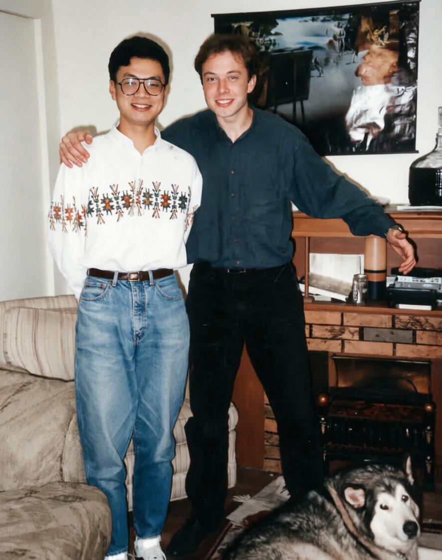 1992年，马斯克转学到美国宾夕法尼亚大学，结识了中国留学生任宇翔。两人同为物理