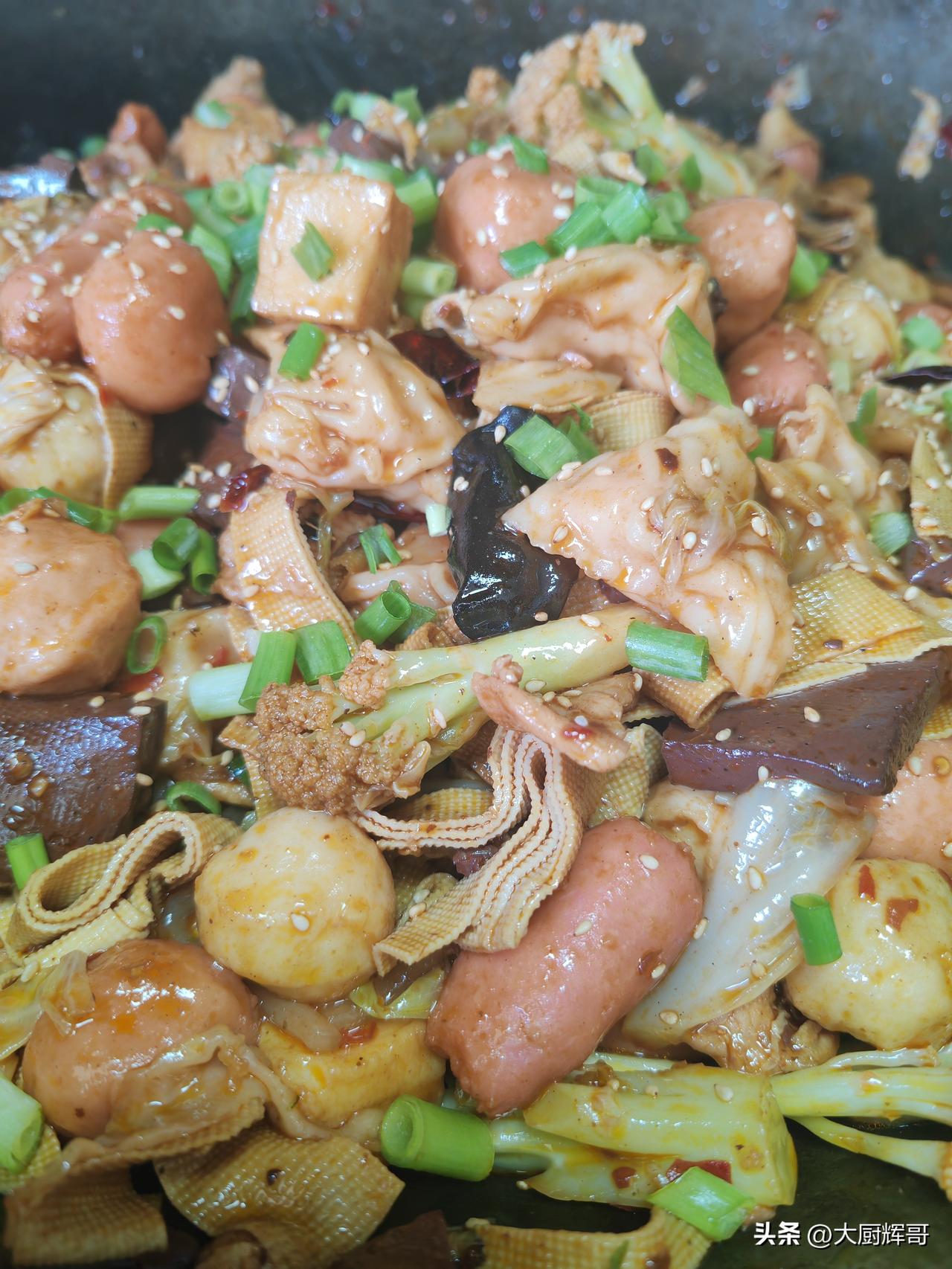 今日解锁麻辣香锅，味道巴适得很！
鱼丸、虾丸、鱼豆腐、虾饺、脆皮肠放入锅里焯水，