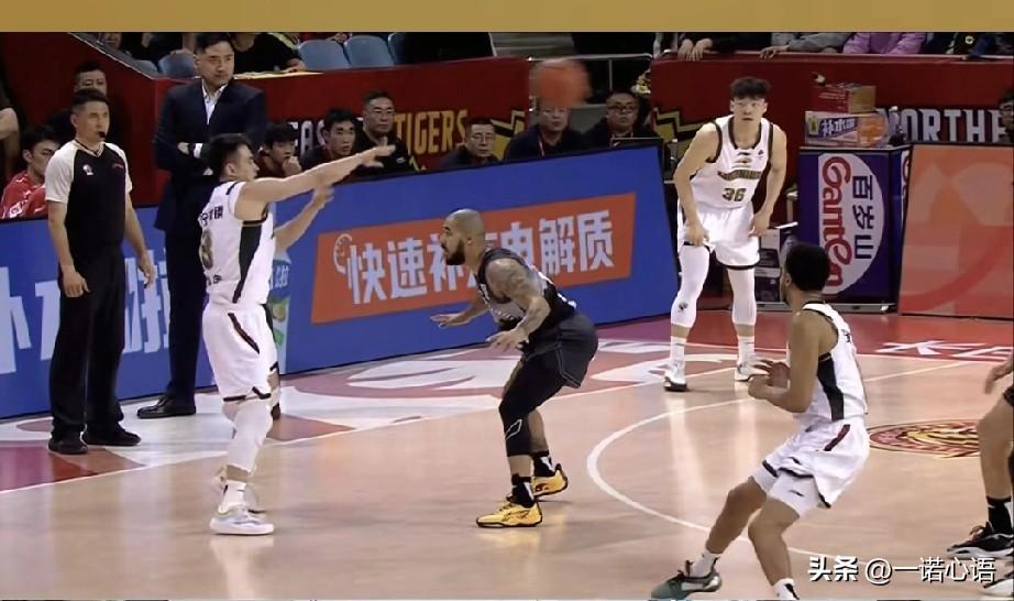 看今晚辽宁打的这个熊样，大家是不是又想杨鸣了？
就是输球，也不能这么输啊！咋的也