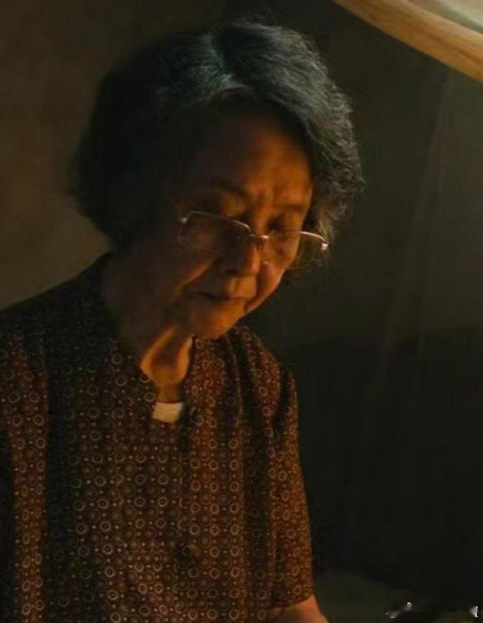 南枝爸爸下意识的偏爱真的很戳人不被传统旧思想束缚，尊重女儿的人生选择，在不合理的
