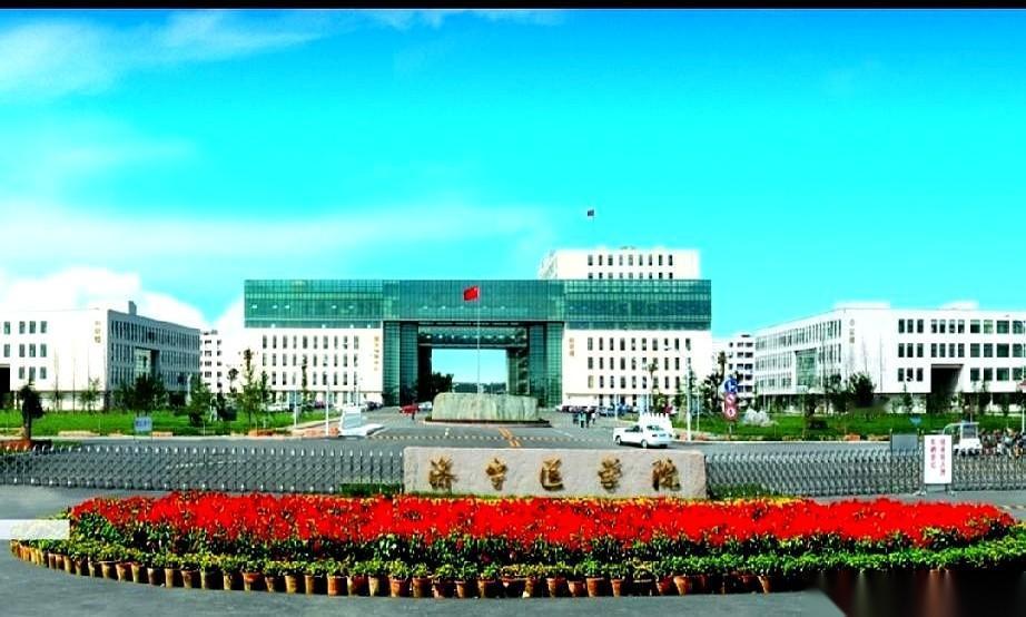 58个人。
你敢信？一整个校区，今年新生就招了58个。
连套广播体操的方阵都凑不