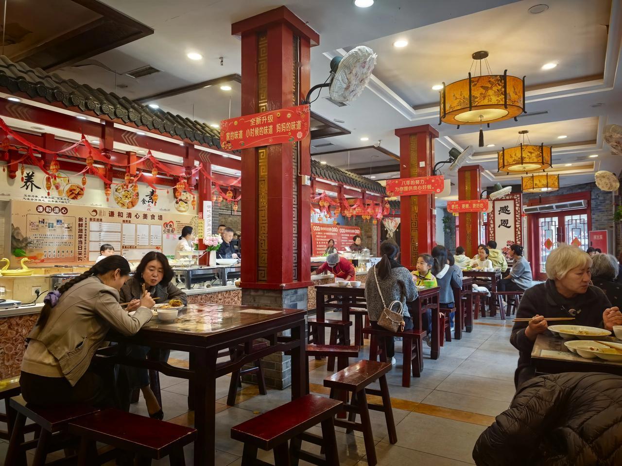 今年春节一过，我就害怕回老家串门走亲戚，不是怕花钱备礼品，而是怕跟那些母舅老表侃