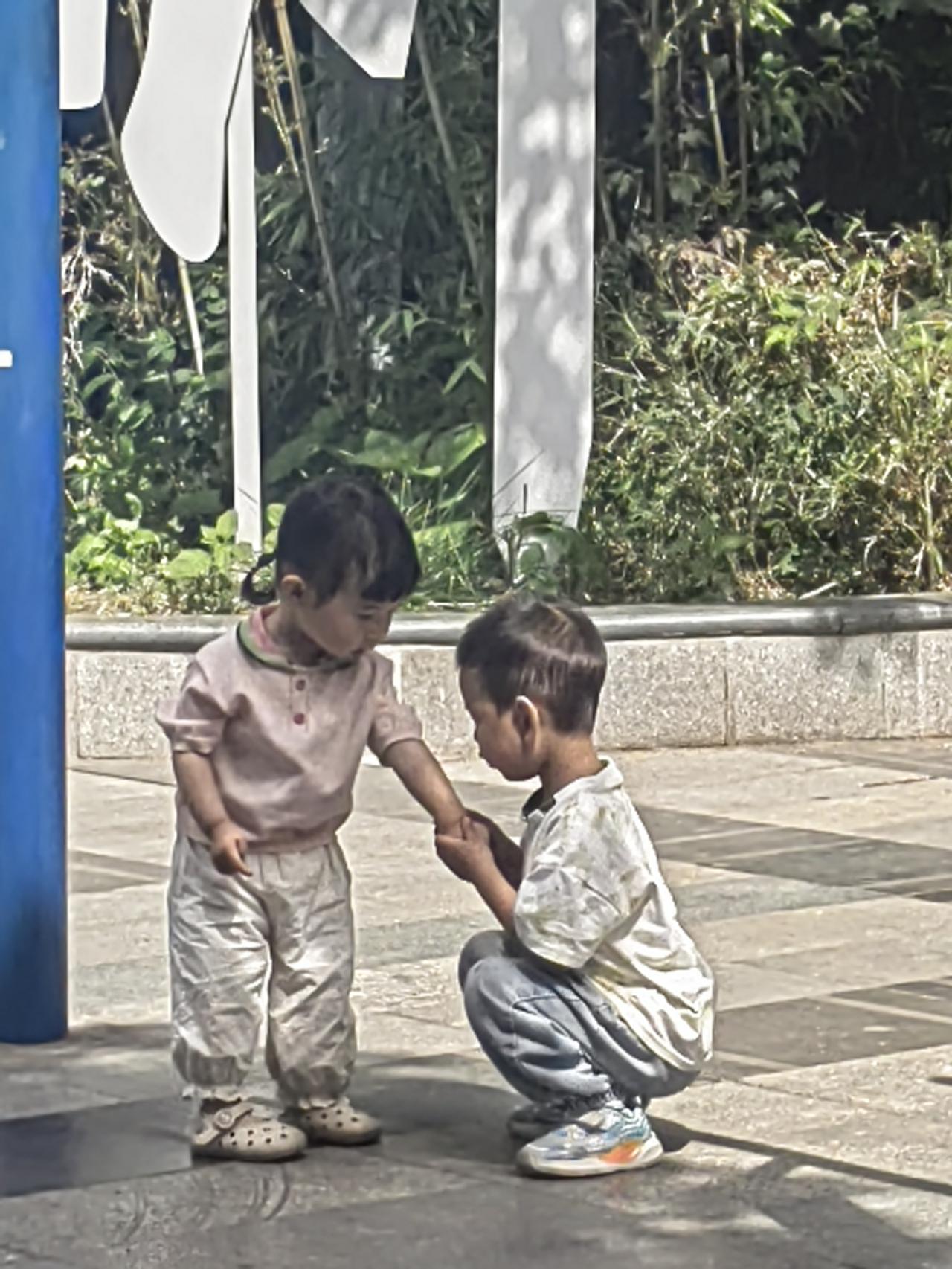 每日一图随手拍带孙女儿在外面玩耍，突然我看见孙女儿和一个小男孩的亲密度，可爱萌萌