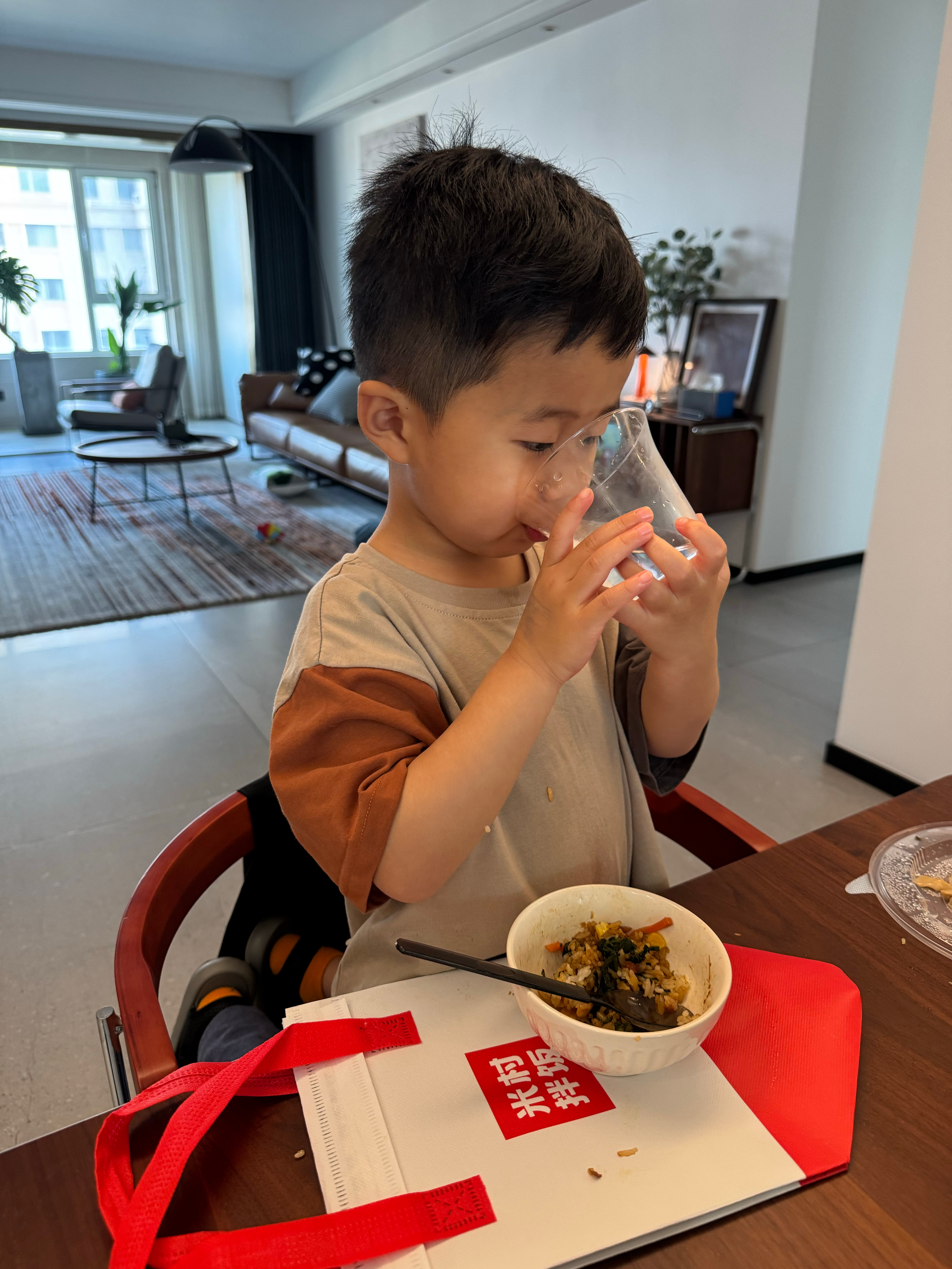 这孩子是米村拌饭养大的。今晚的晚霞超级美丽，小孩让我给他拍个照。 