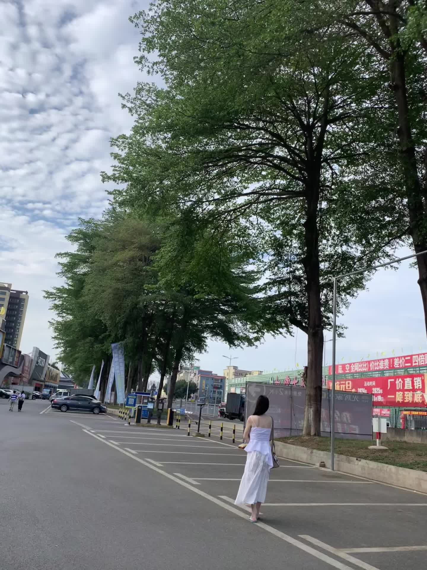 我问她这里好还是深圳好 她说这里好 这里有回忆