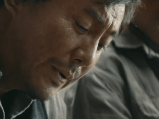 龙餐馆路演沈腾现场撒饭一饭封神 建议以后路演统一标准：别的明星发海报，腾哥必须发