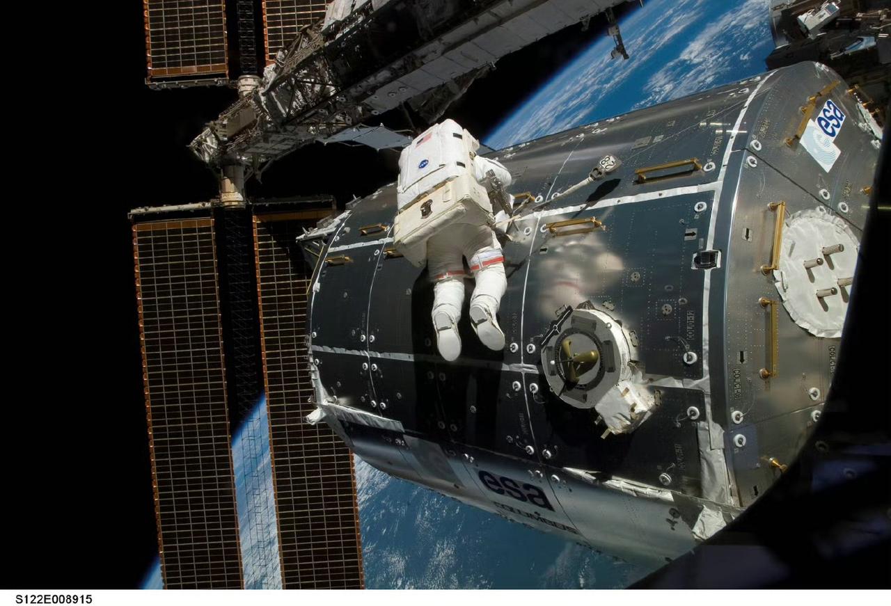 宇航员雷克斯·瓦尔海姆在第五次太空行走时意外将舱外航天服的靴子穿反了！

200