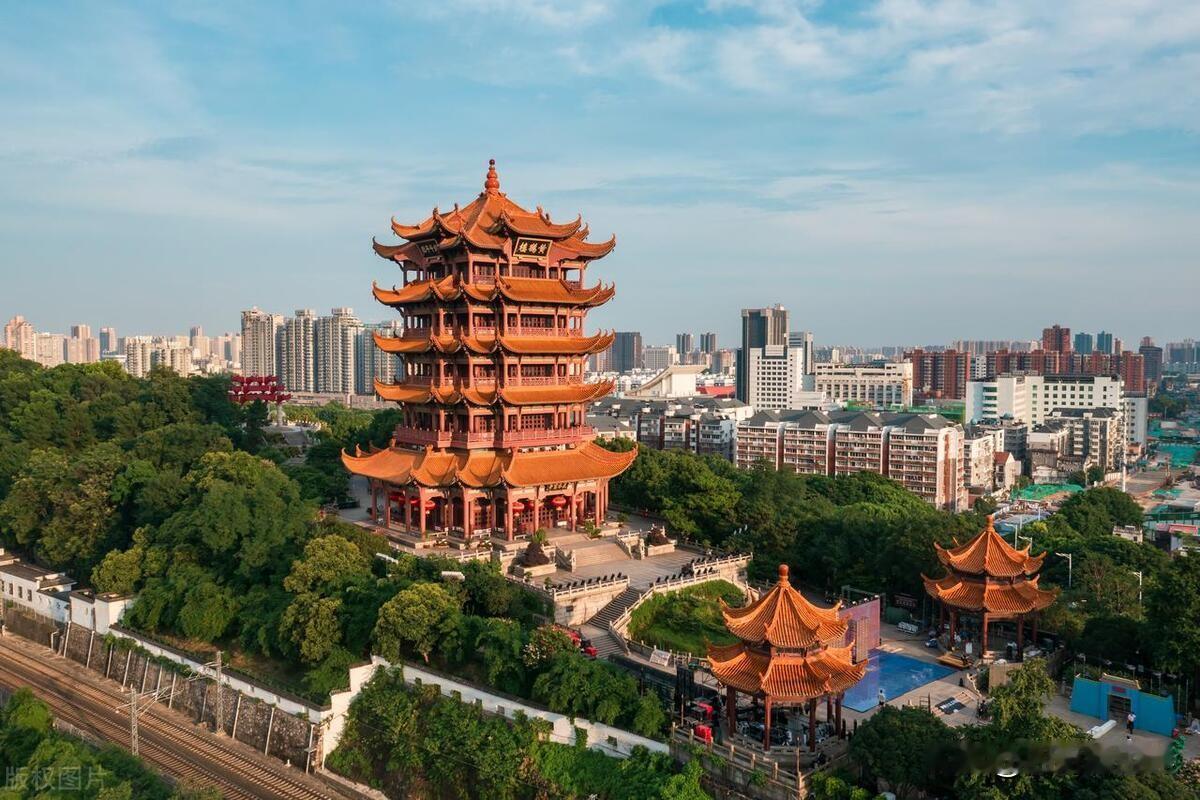 打卡武汉黄鹤楼的最佳3个地点。
很多来武汉旅游的朋友们，来到武汉第一个想去的名胜