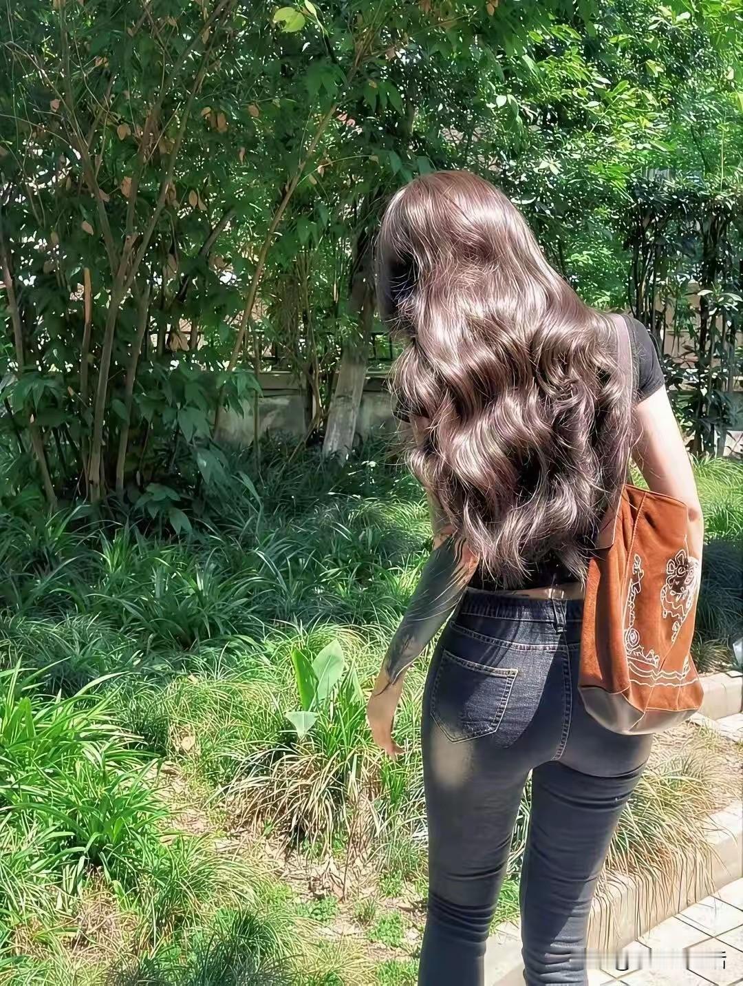 你发现没有？现在啊，大龄青年相亲反转过来了，不是女的挑男的，而是男的挑女的了。很