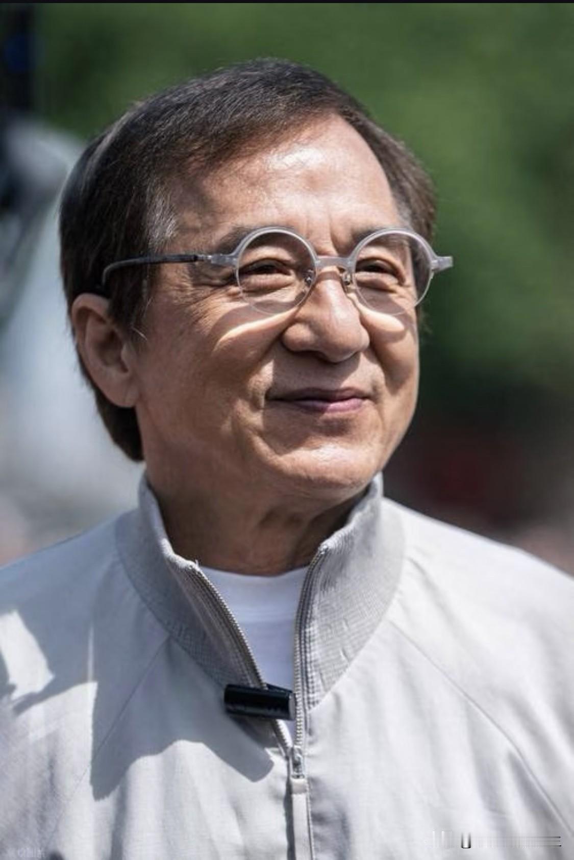 成龙大哥说：“我现在的生活很无聊的，无聊到说了你不相信。我可以不睡，我可以只睡两