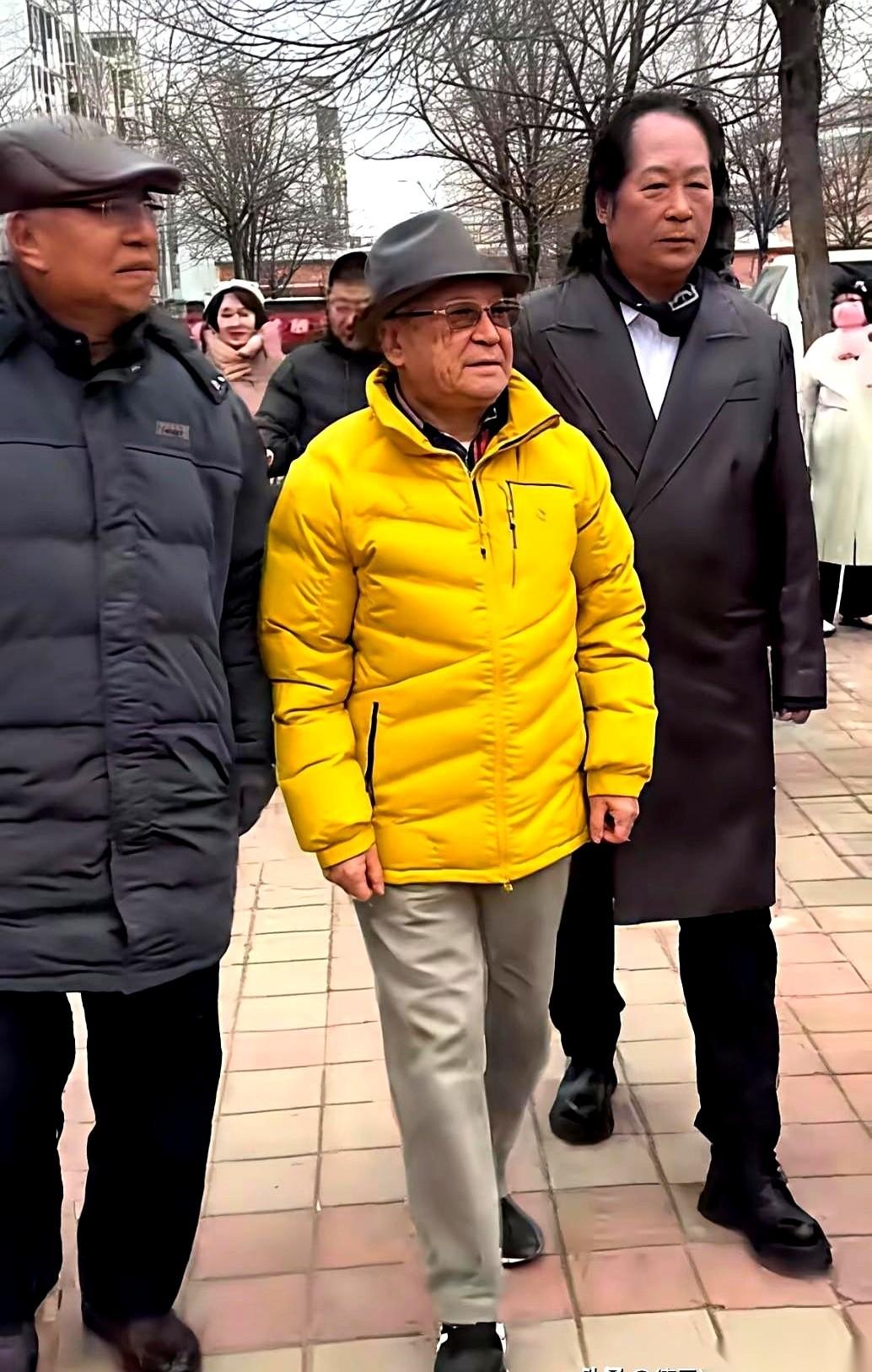 一个86岁的老爷子，精神头好着呢。
结果你猜怎么着？
被一句话给气着了，公开喊话