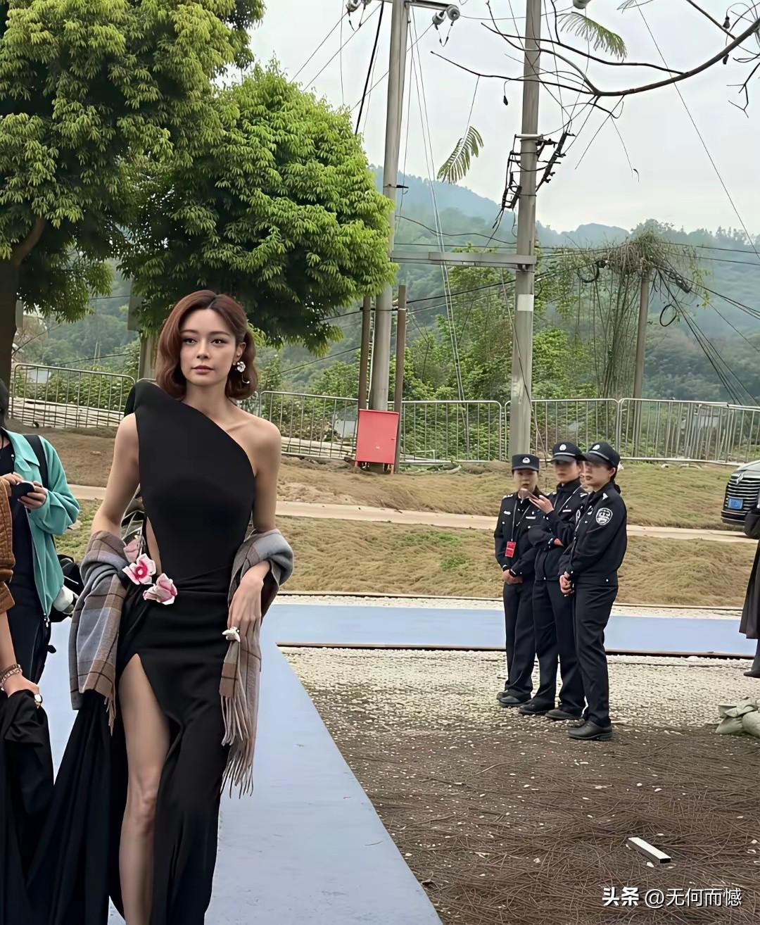 气温也不是很高，穿的这么少，也不怕冷，看看周围的其他人，穿的都比较多，而她在聚光