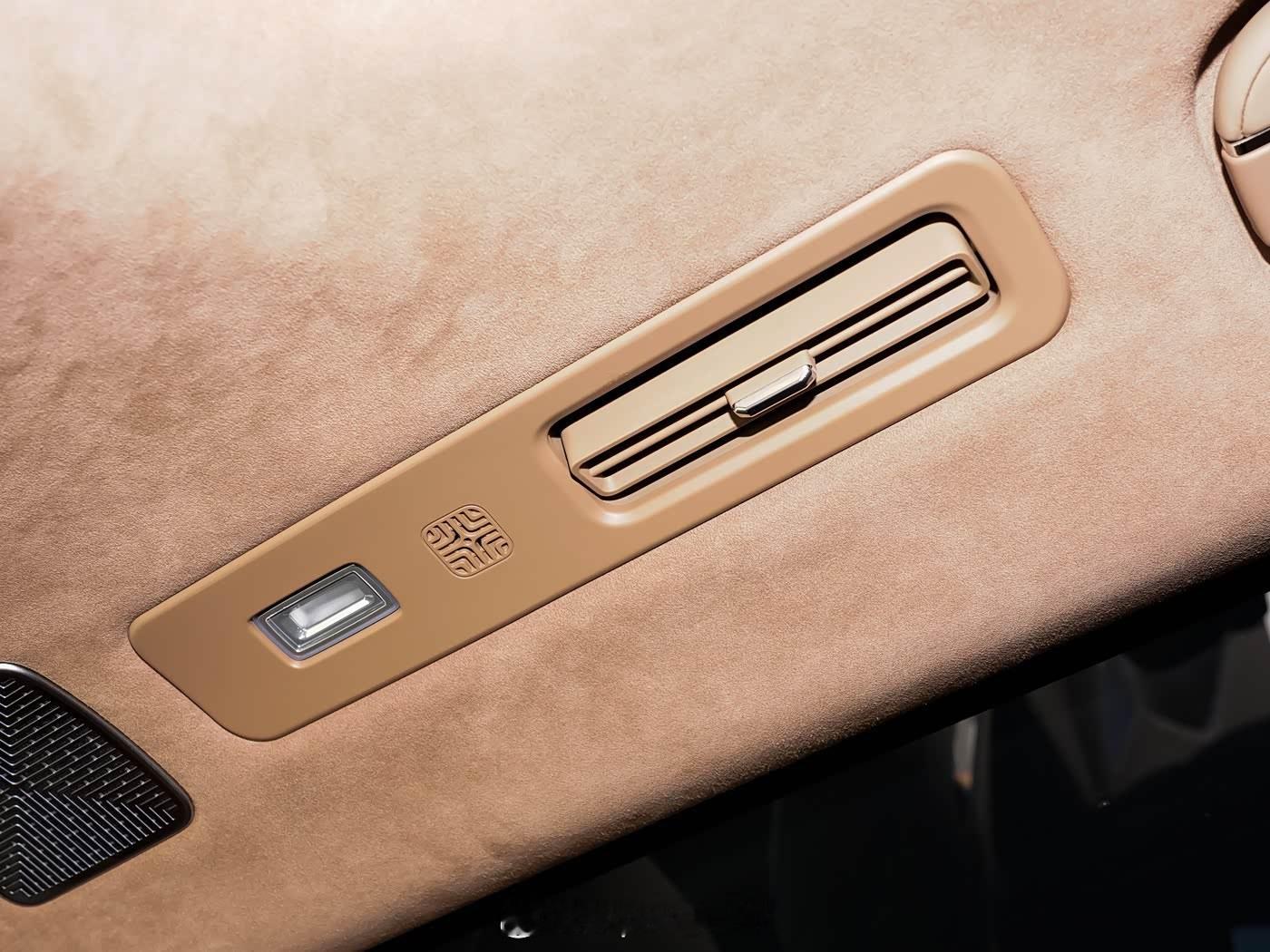 设计 空调出风口，一个非常难看的东西，所以前排都想办法做隐藏式后排呢？考虑到直视