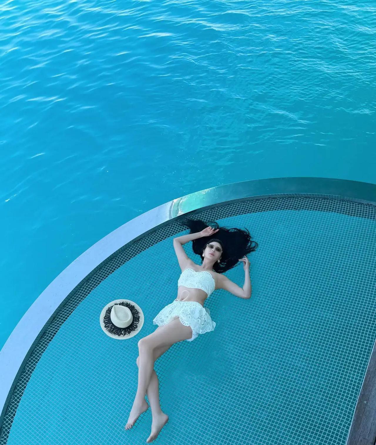 跨年那天，张雨绮直接在网上甩出一组泳装照，黑白两套风格完全不同，却把人看呆了。3