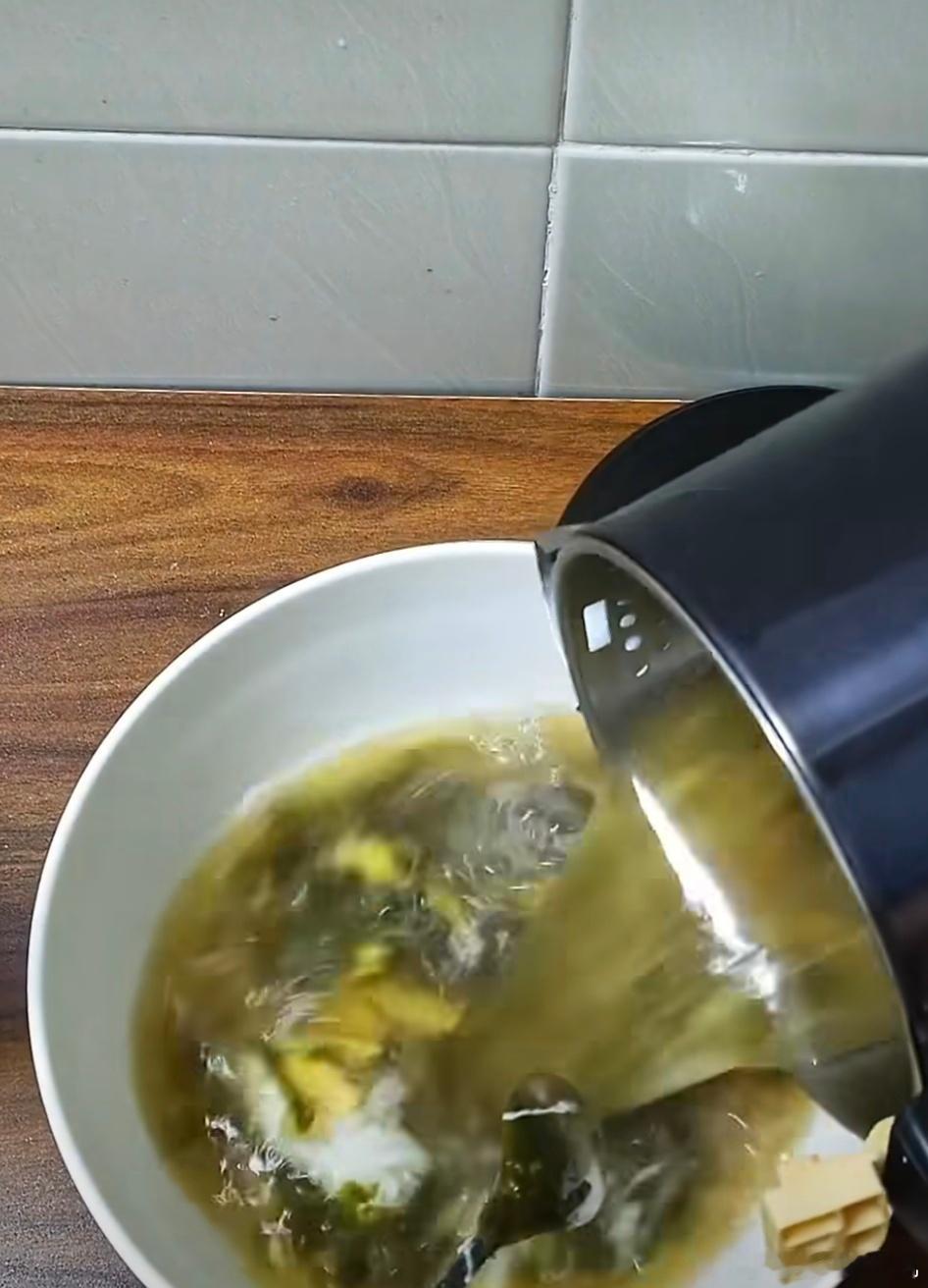 以为做饭至少要有个锅等等，你是说这个烧水壶可以做菜做汤，那这样的话我出差住酒店就