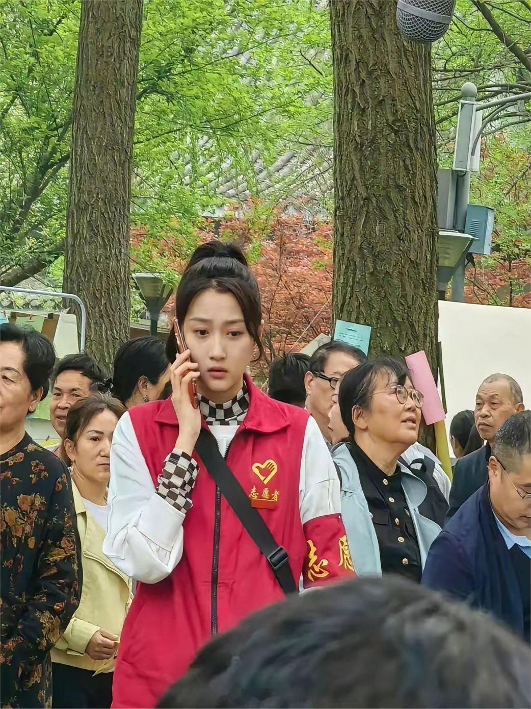 关晓彤大概是本土娱乐圈妆前妆后差别最小的女演员了！鹿晗的眼光还是可以相信的！ 