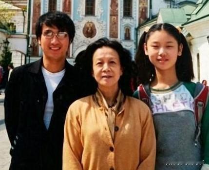 庄则栋女儿庄岚，父亲是乒乓外交功臣，母亲是钢琴大家，她却活成“隐形人”，一生不消