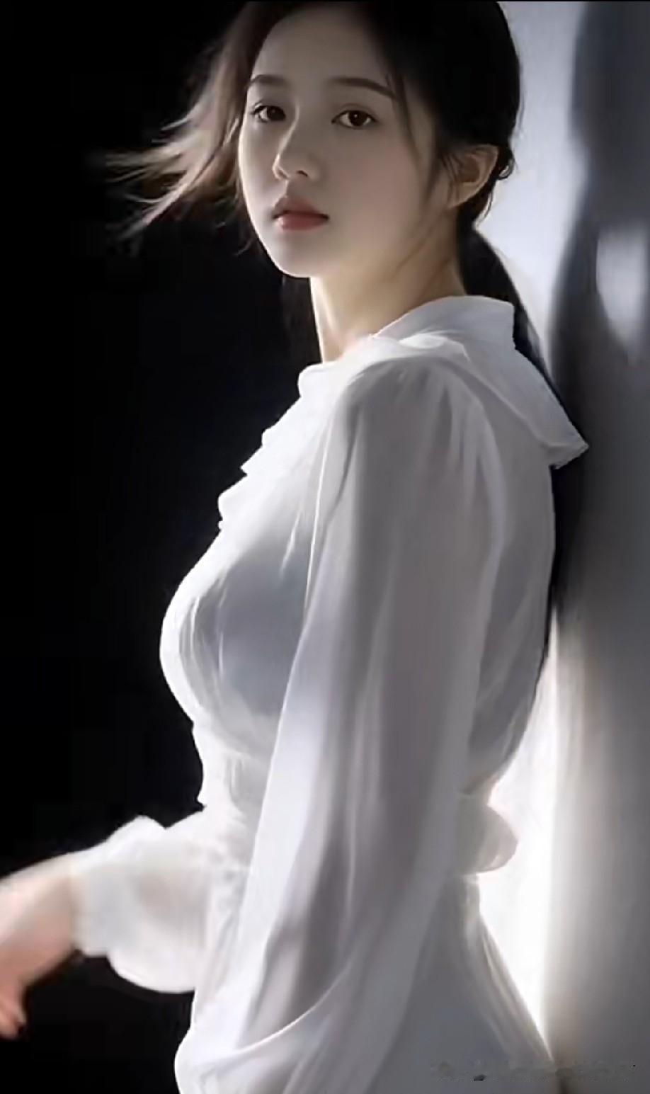 慢下来才看得见生活美好，总追赶脚步容易忽略身边风景。不必逼自己一直向前，偶尔停下