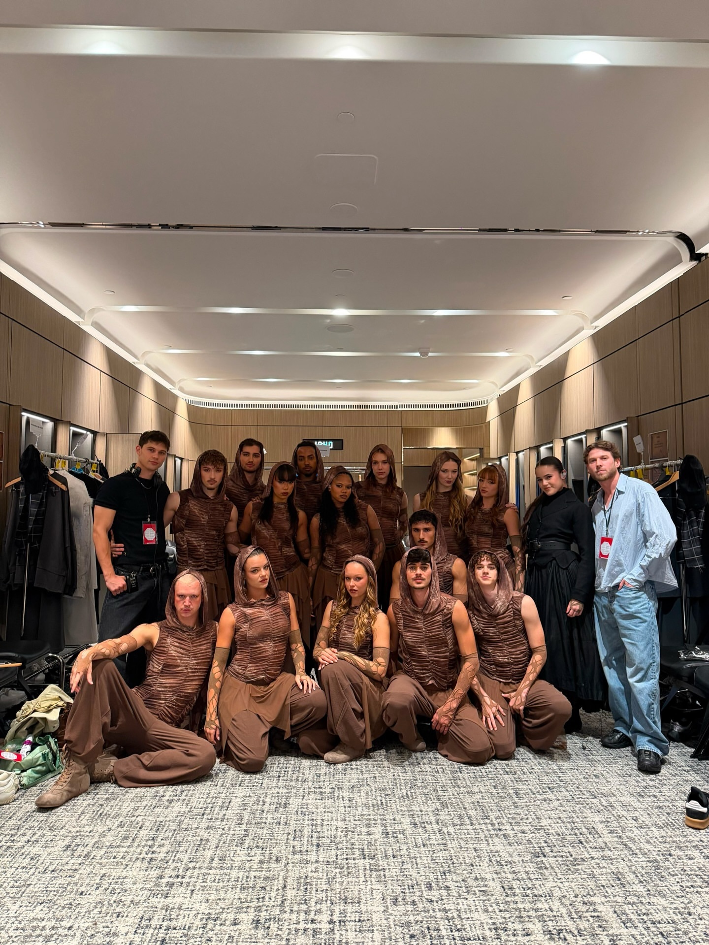 蔡徐坤thedeadman演唱会 今年巡演的舞团后台合影，大哥没来得及过来合照吗