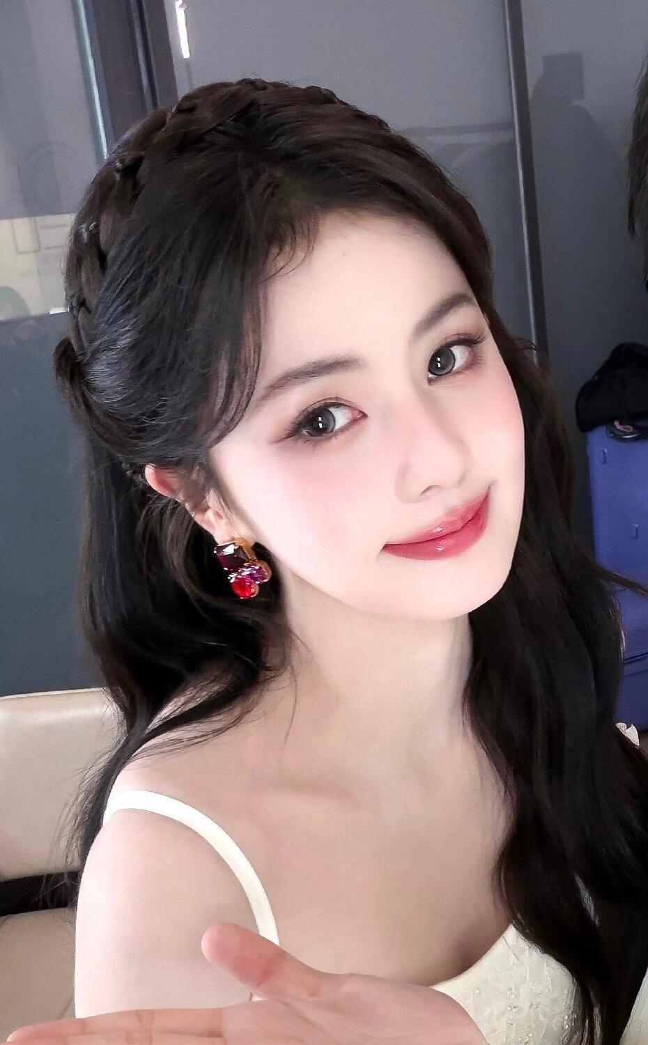 白鹿出发参加星光大赏白鹿是去宣传待播剧《莫离》，玩的开心，期待红毯