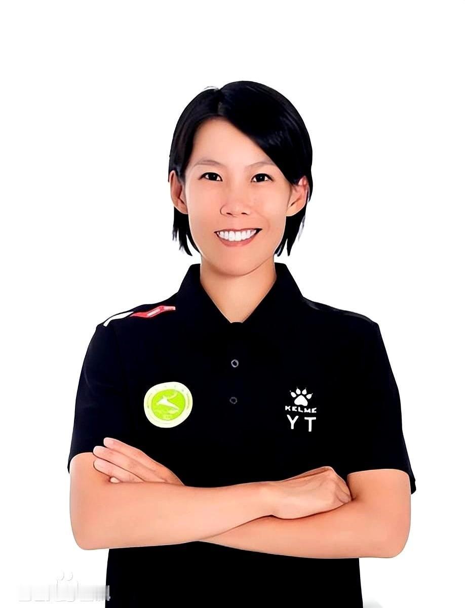 我跟你说个事儿，你可能都不信。
有个女的，跑去带男足，还是顶级联赛那种，然后，拿