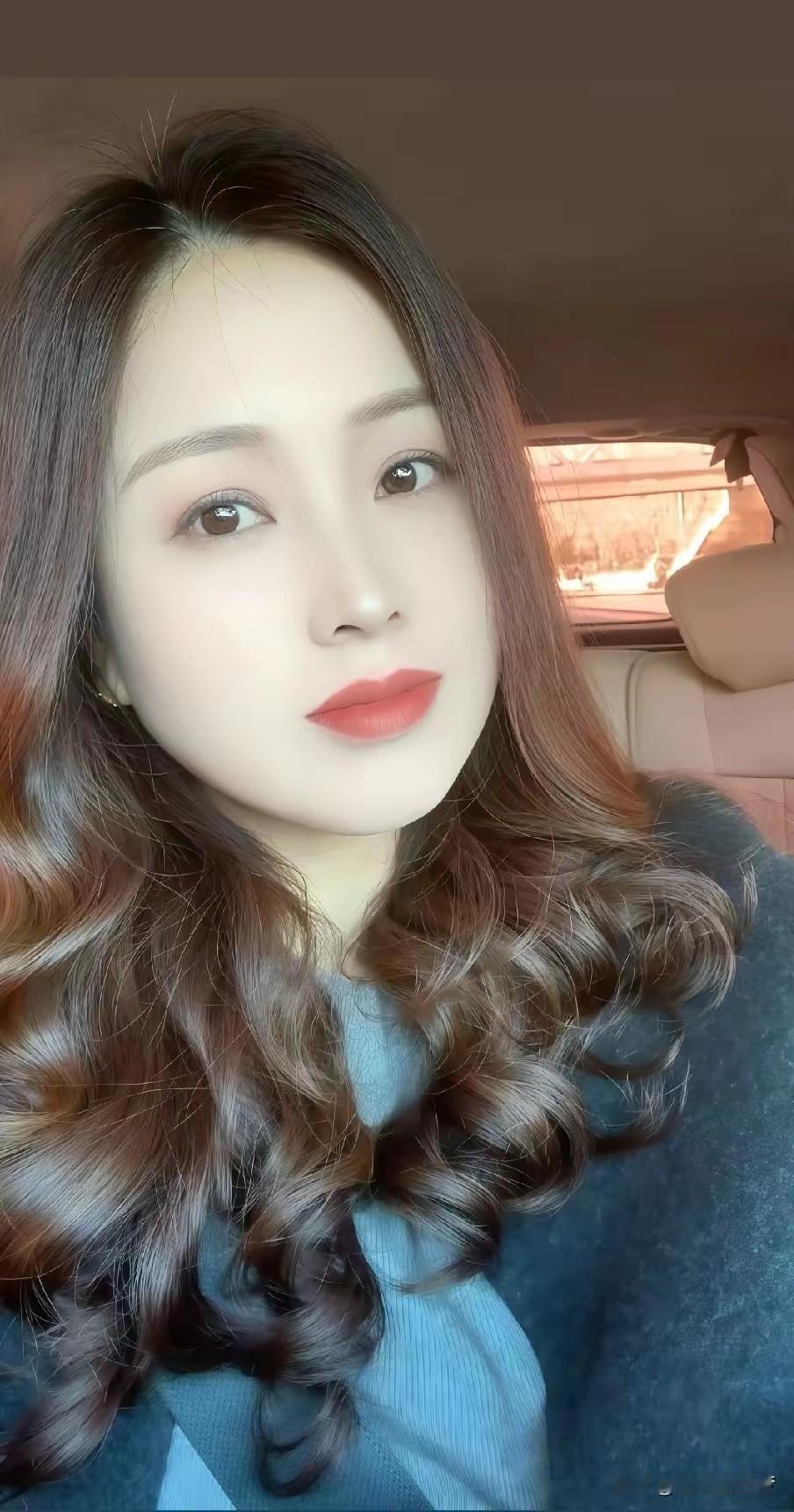 温柔卷发，车中自拍，元气满满的一天！🌞💄👩‍❤️‍💋‍👩卷发温柔写真 
