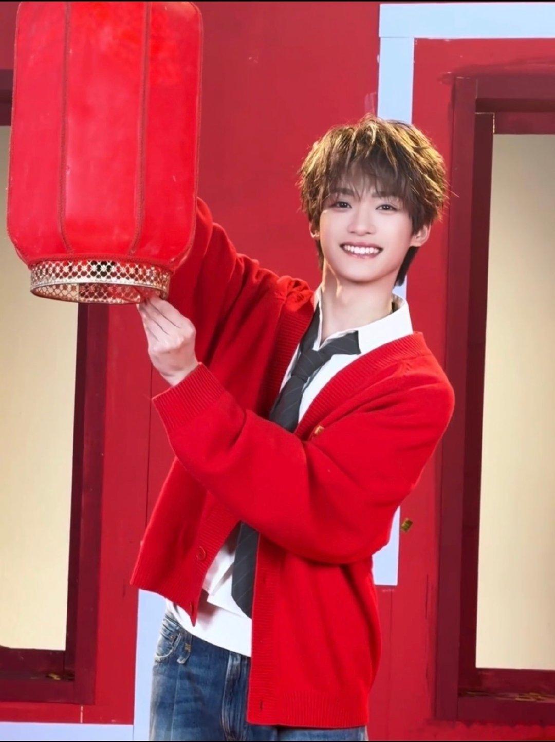 梓渝挂灯笼Live照梓渝挂灯笼Live图梓渝挂灯笼的Live照也太有年味了吧，红