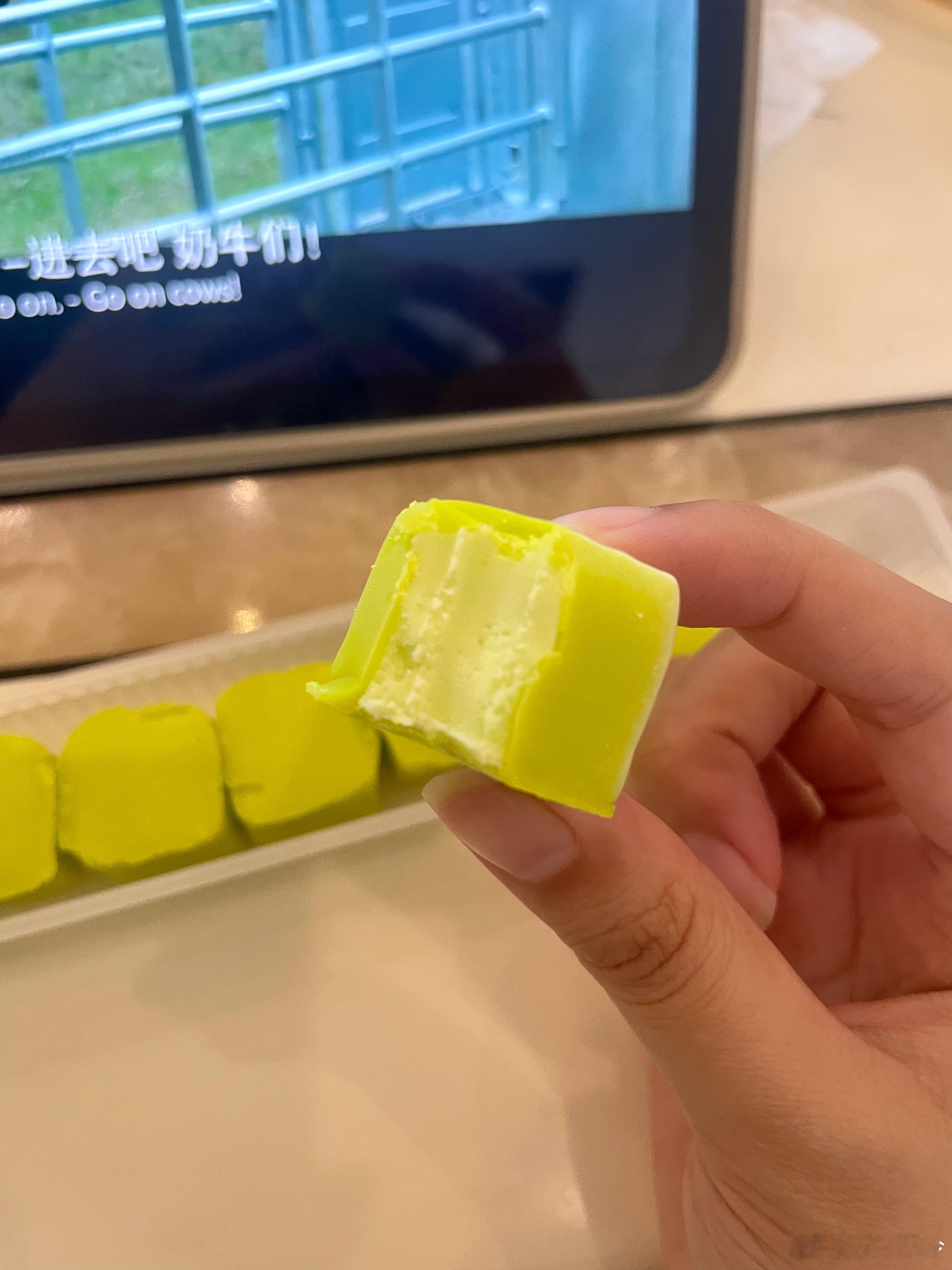 最喜欢的冰淇淋和小邓撞到一块儿了前几天还吃了一盒佛手柑的八次方我将马上打开冰箱吃