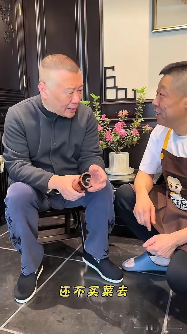 “砸缸的群体里有为谋利的，有为谋名的，但大多数是为拨乱反正的。他通过毫无底线地黑