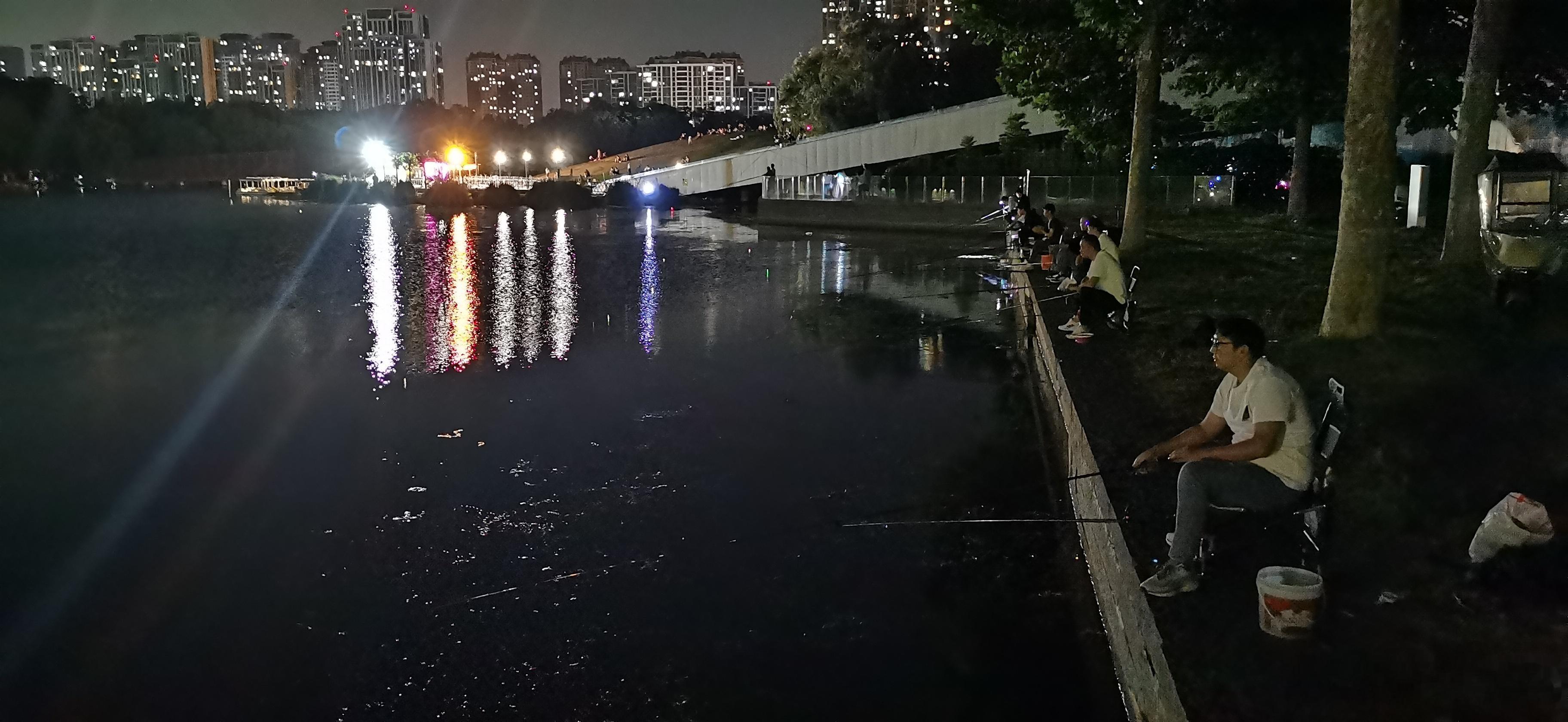 今晚天气真不错，凉风习习，一群钓鱼佬，出动，享受难得的独处时光 