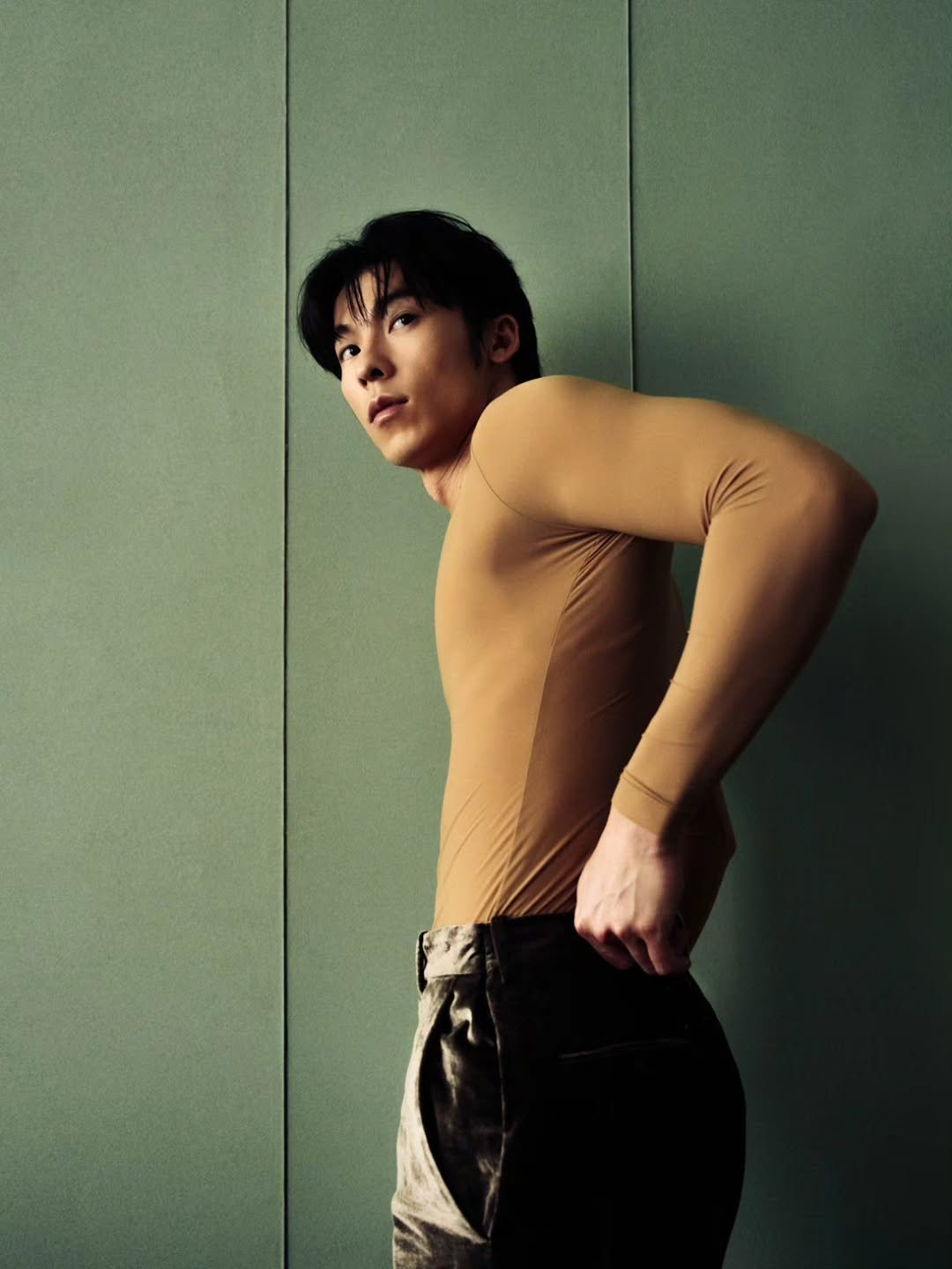 许光汉穿了衣服也涩涩的